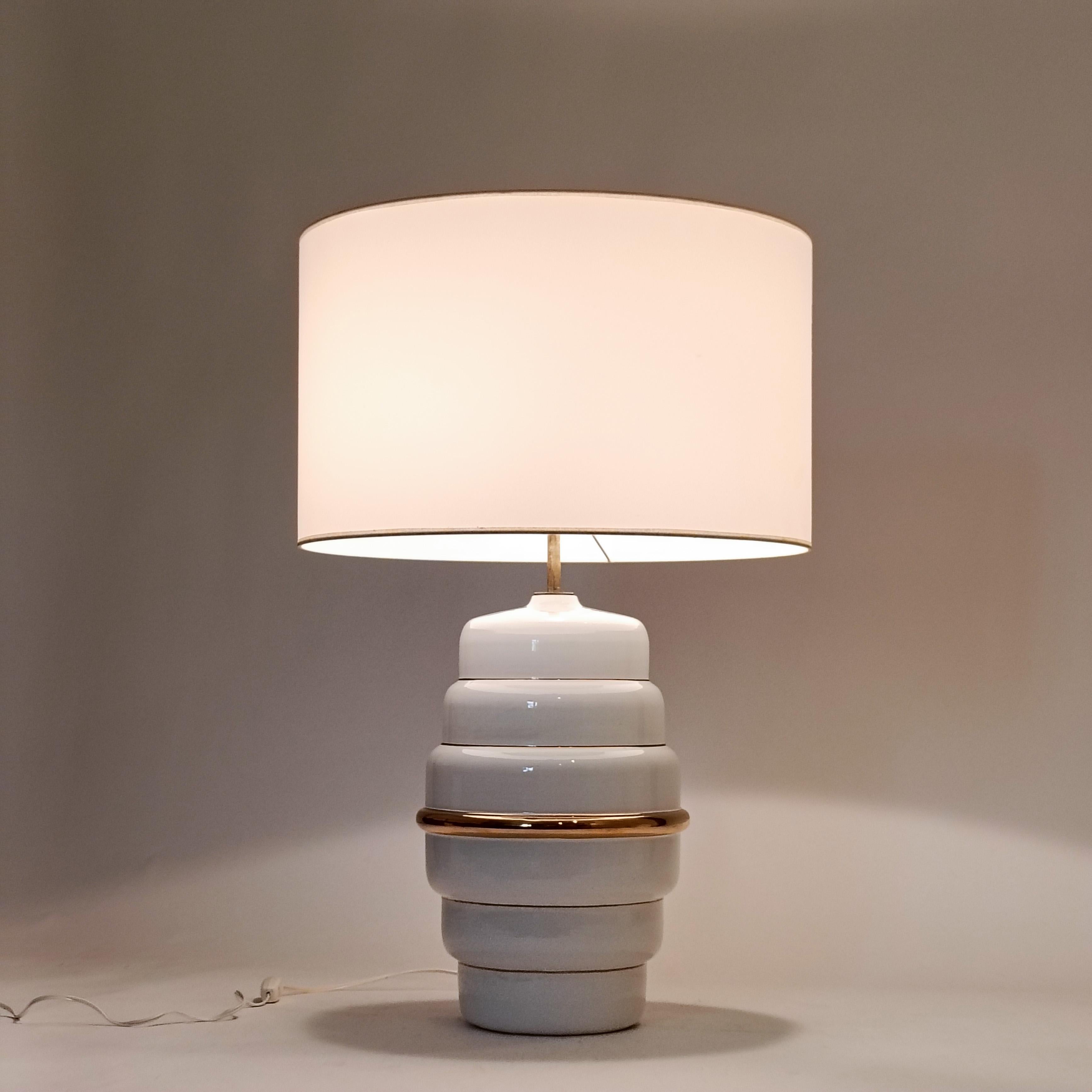 Molded Post-Modern ceramic table lamp, Italy, 1980s For Sale
