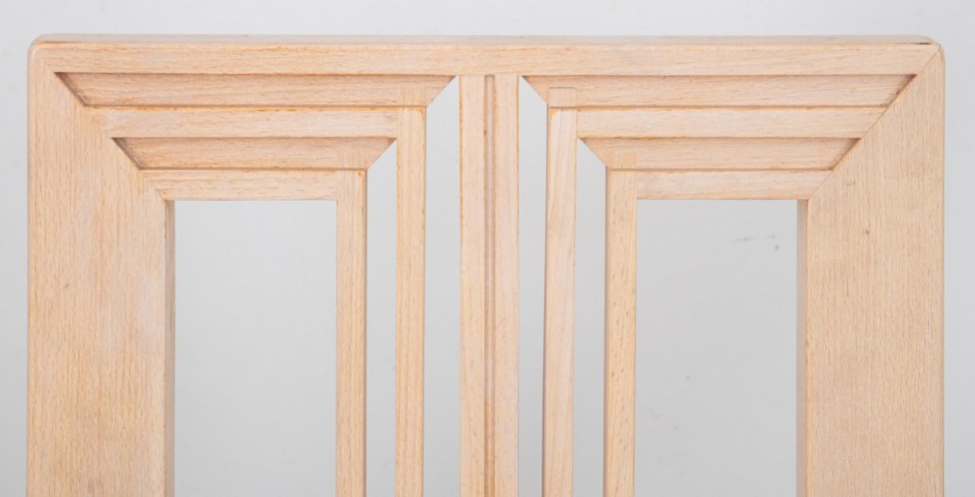 Ensemble de quatre chaises de salle à manger postmodernes à dossier haut en bois cérusé, chacune avec des sièges tapissés de tissu imprimé floral beige,

 a des dimensions de 42