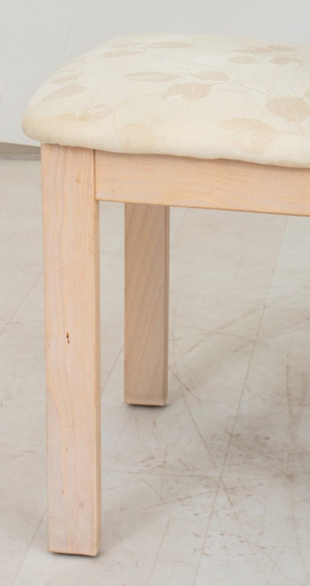 Chaises à haut dossier en bois cérusé post-modernes, 4 Bon état - En vente à New York, NY