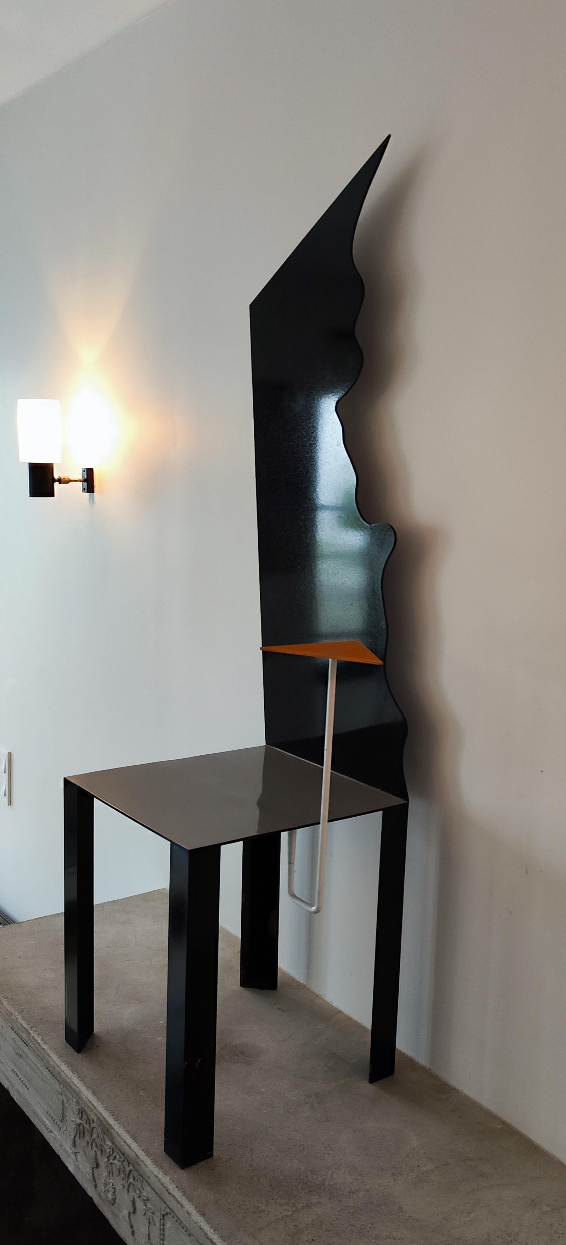Silla postmoderna años 80 movimiento Memphis, espíritu de Ettore Sottsass, Starck, Ettore Sottsass, Pierre Sala...
.
Esta silla es elegante y cómoda sobredimensionada y tiene 3 colores diferentes: negro, gris y amarillo (la parte amarilla del