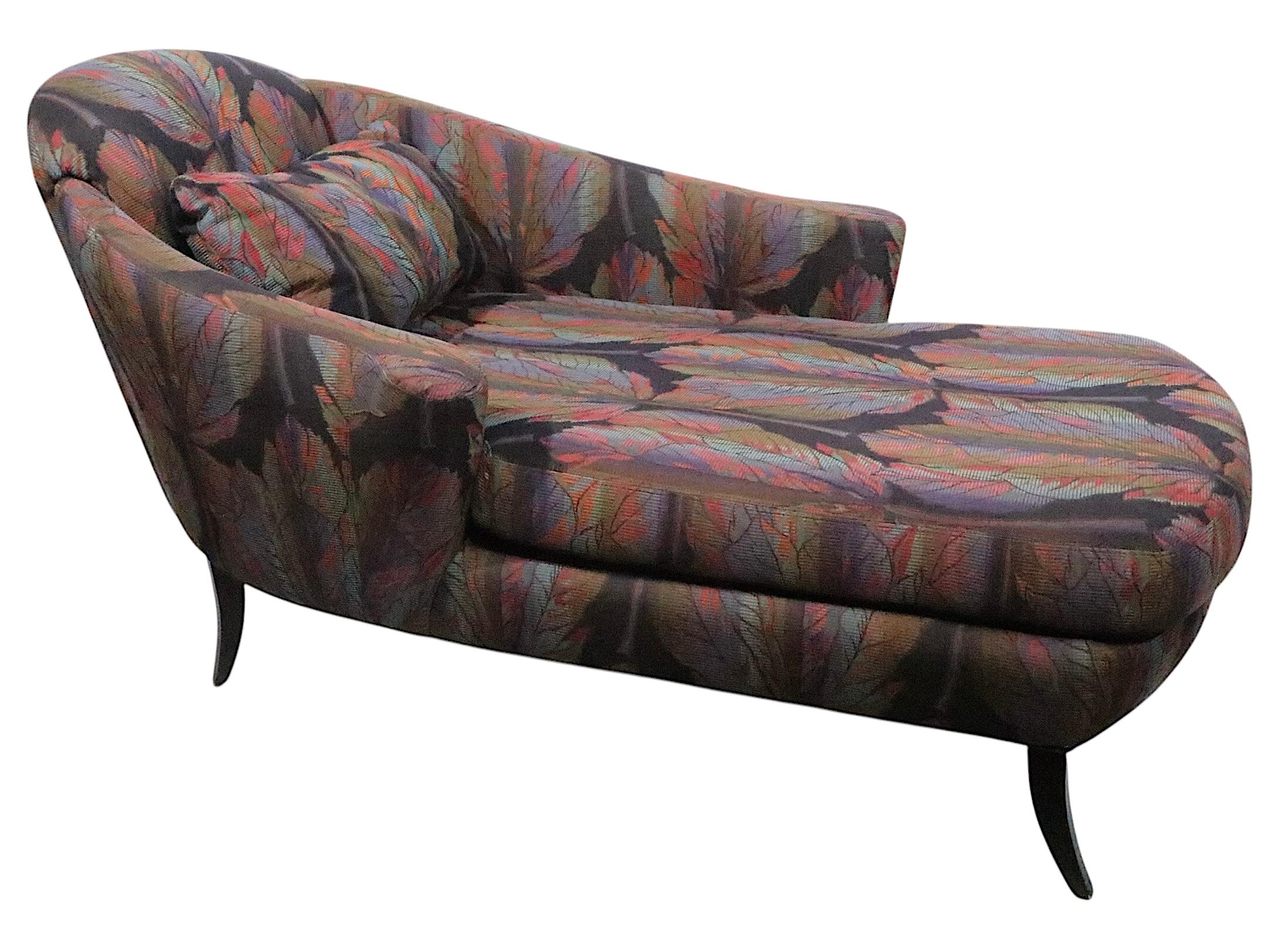 Excepcional estilo Postmoderno, Hollywood Regency  chaise lounge tapizado, fabricado por Thayer Coggin, diseño atribuido a Milo Baughman hacia 1980/90.
 La chaise presenta un armazón asimétrico con  tela floral policromada y patas negras