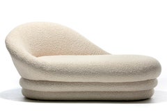 Chaise Lounge Post Moderno Recién Tapizado en Bouclé Blanco Marfil