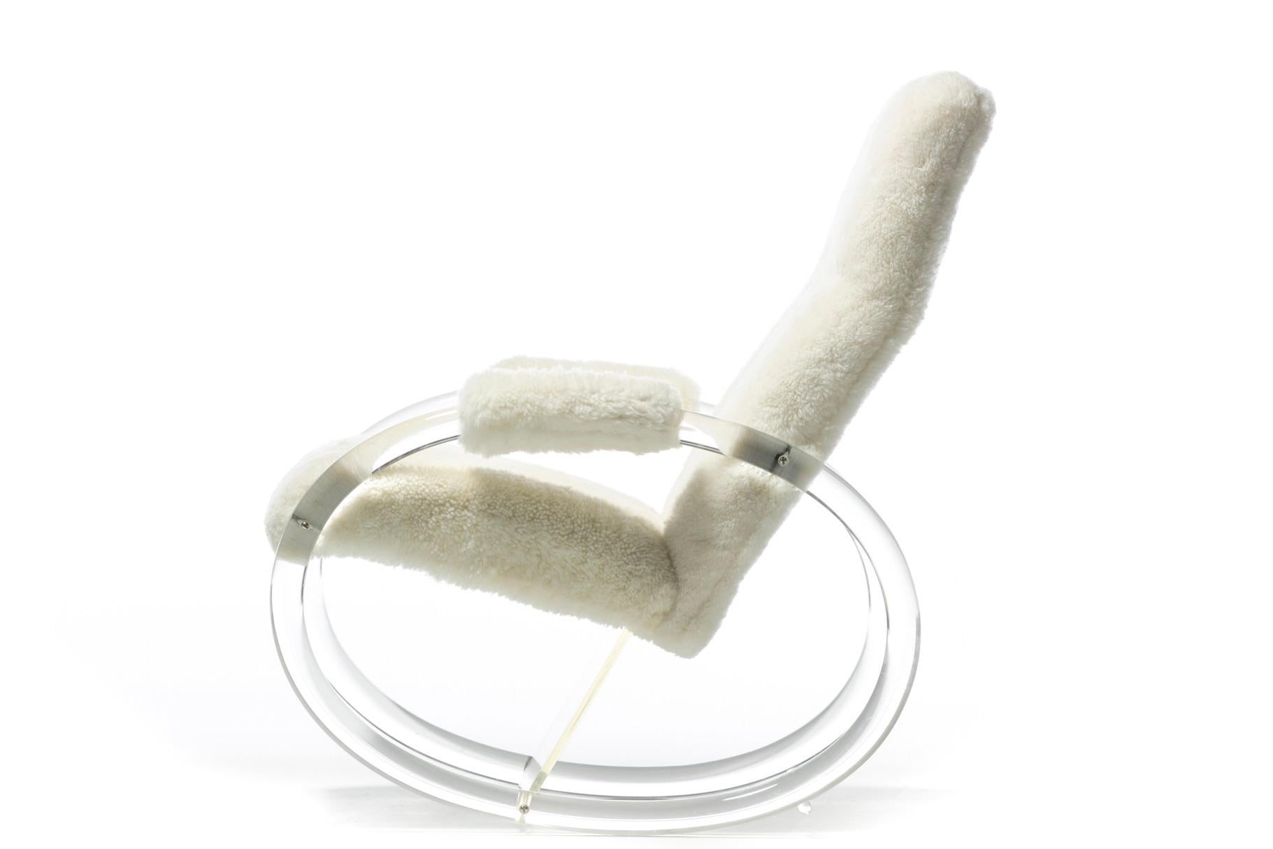 Dondolo post-moderno in lucite in stile Charles Hollis Jones, con rivestimento in shearling bianco, anni '80. in vendita 3