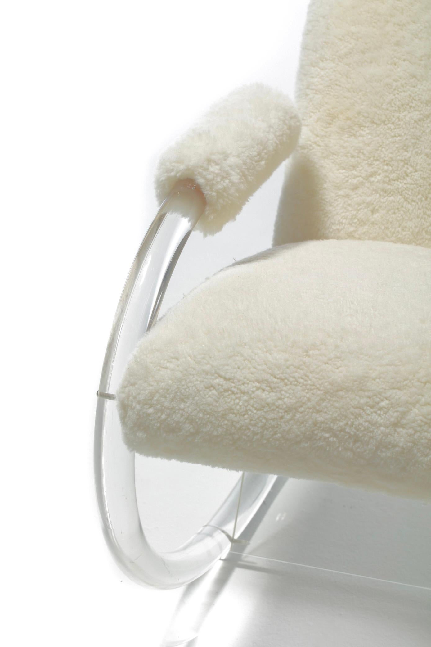 Dondolo post-moderno in lucite in stile Charles Hollis Jones, con rivestimento in shearling bianco, anni '80. in vendita 5
