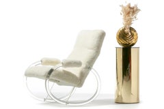 Dondolo post-moderno in lucite in stile Charles Hollis Jones, con rivestimento in shearling bianco, anni '80.