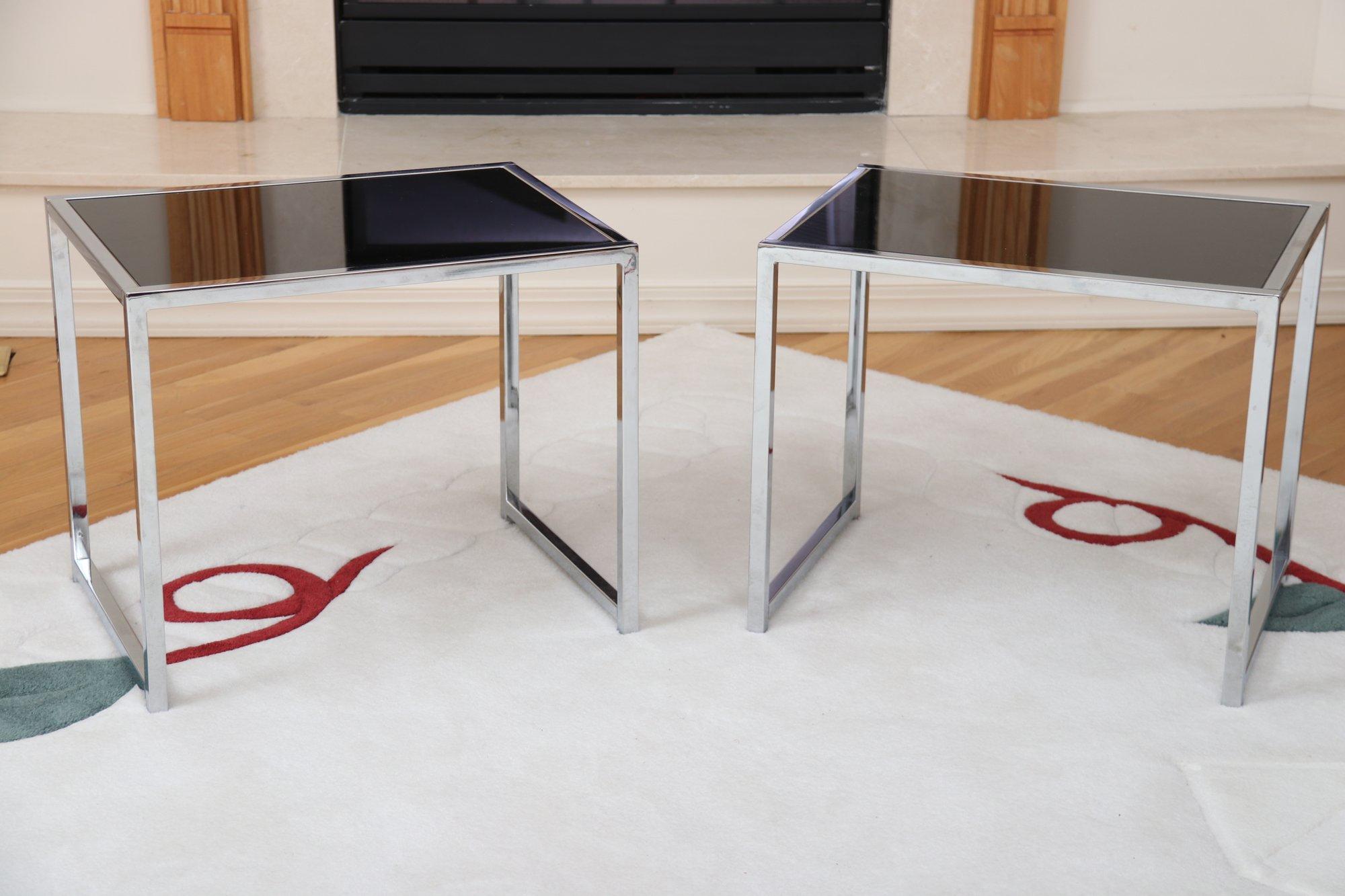 Table d'appoint post-moderne élégante en chrome et verre noir. Un design minimaliste qui a du punch. Verre amovible noir niché dans un cadre tubulaire linéaire chromé. 