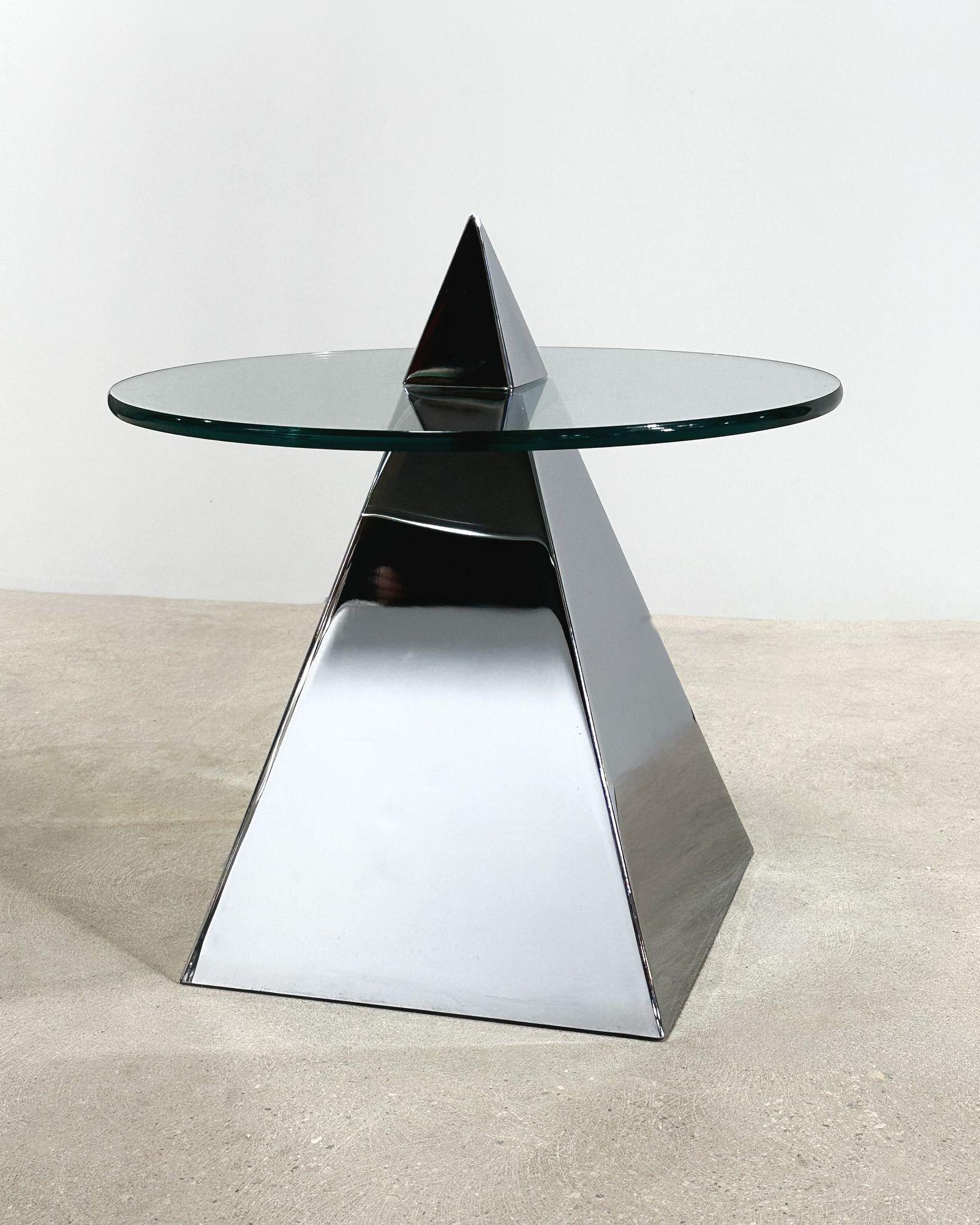 Postmoderner Beistell-/Endtisch aus Chrom und Glas, Dreieck/Pyramid, 1980 (amerikanisch) im Angebot