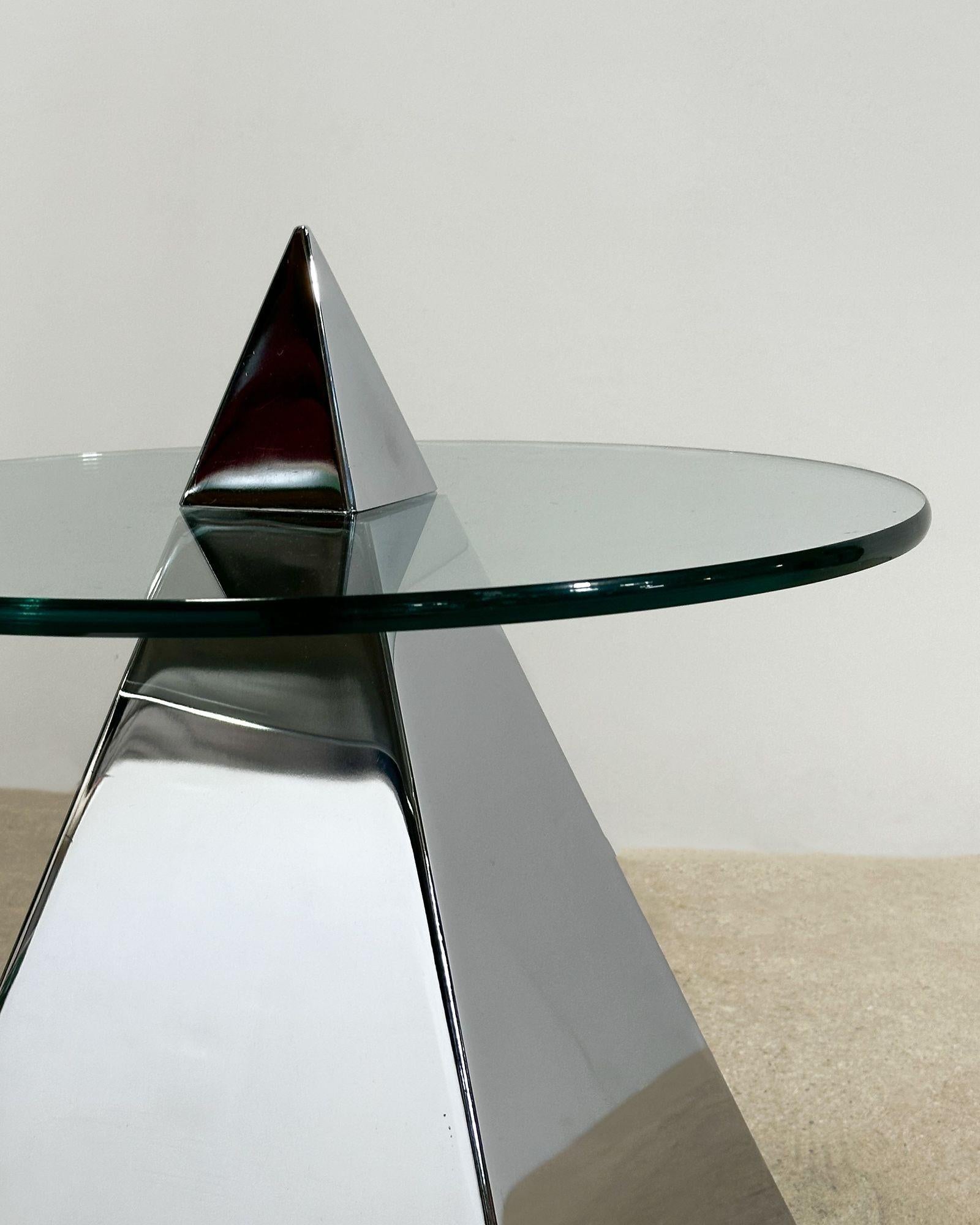 Postmoderner Beistell-/Endtisch aus Chrom und Glas, Dreieck/Pyramid, 1980 (Ende des 20. Jahrhunderts) im Angebot