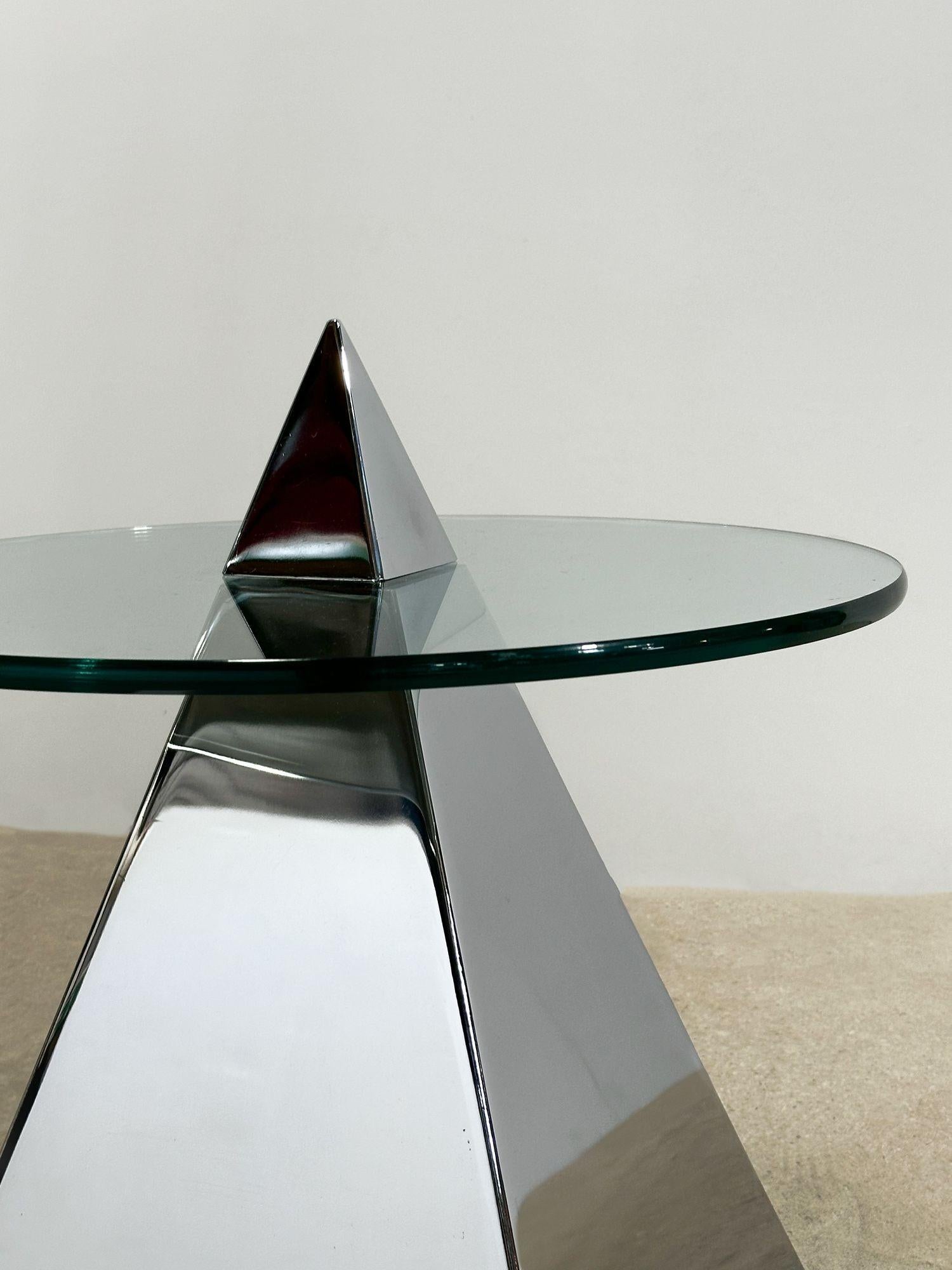 Postmoderner Beistell-/Endtisch aus Chrom und Glas, Dreieck/Pyramid, 1980 im Angebot 1