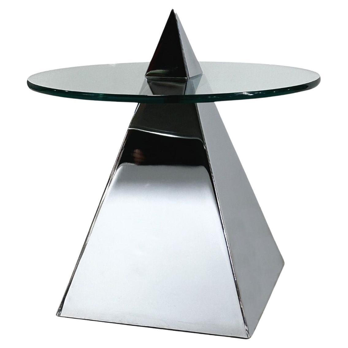 Postmoderner Beistell-/Endtisch aus Chrom und Glas, Dreieck/Pyramid, 1980 im Angebot
