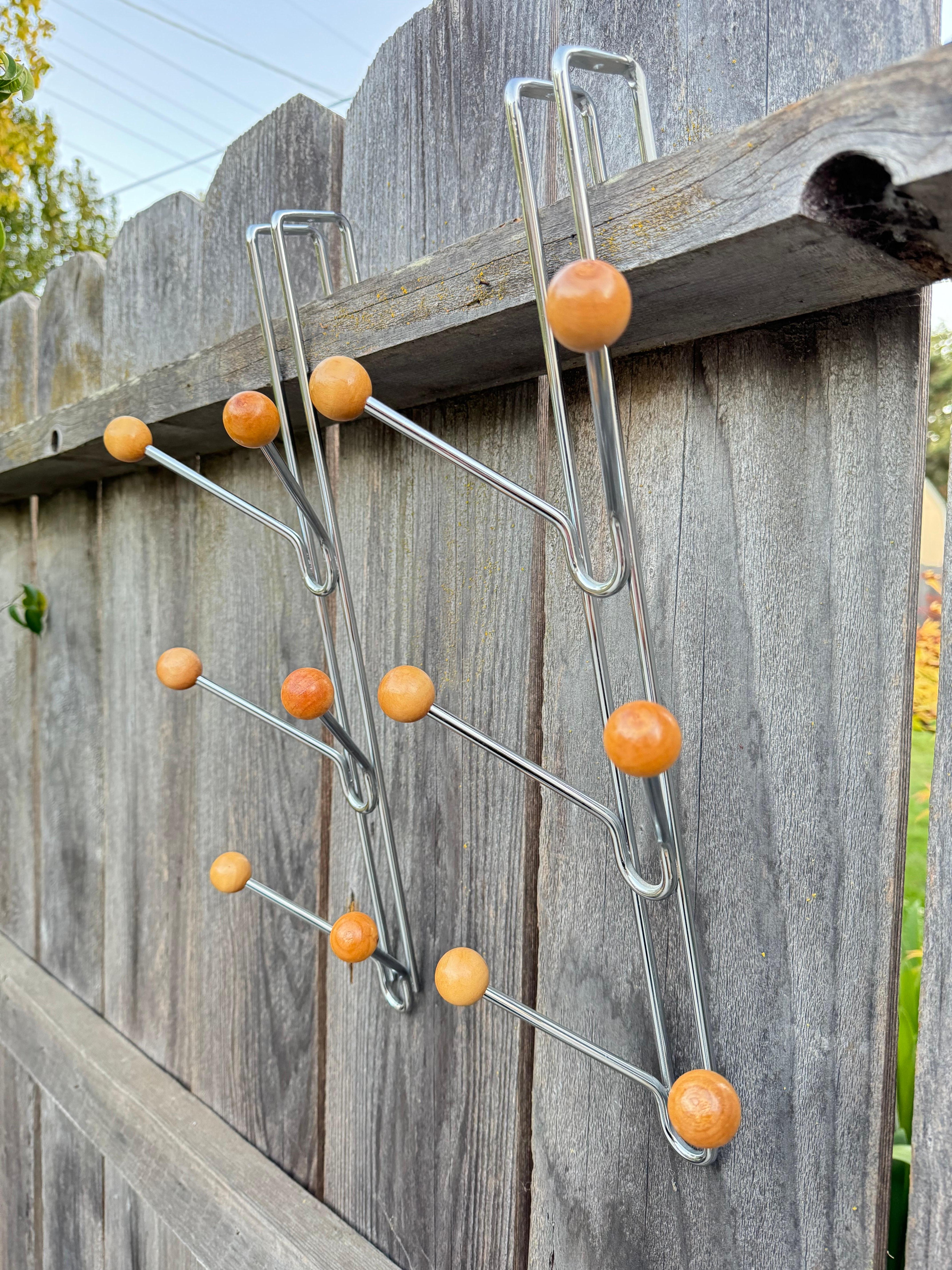 In vendita: Stupefacente coppia di appendiabiti modernisti in cromo e legno di faggio

In vendita abbiamo una splendida coppia di appendiabiti modernisti con eleganti cornici cromate e bellissimi pomelli in legno di faggio. Questi scaffali unici