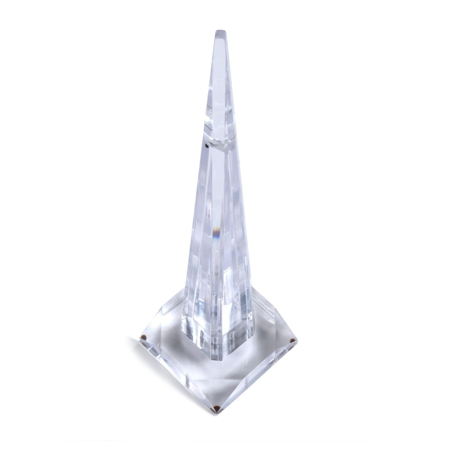 Postmoderno Scultura da tavolo post-moderna a forma di obelisco in lucite acrilica trasparente in vendita