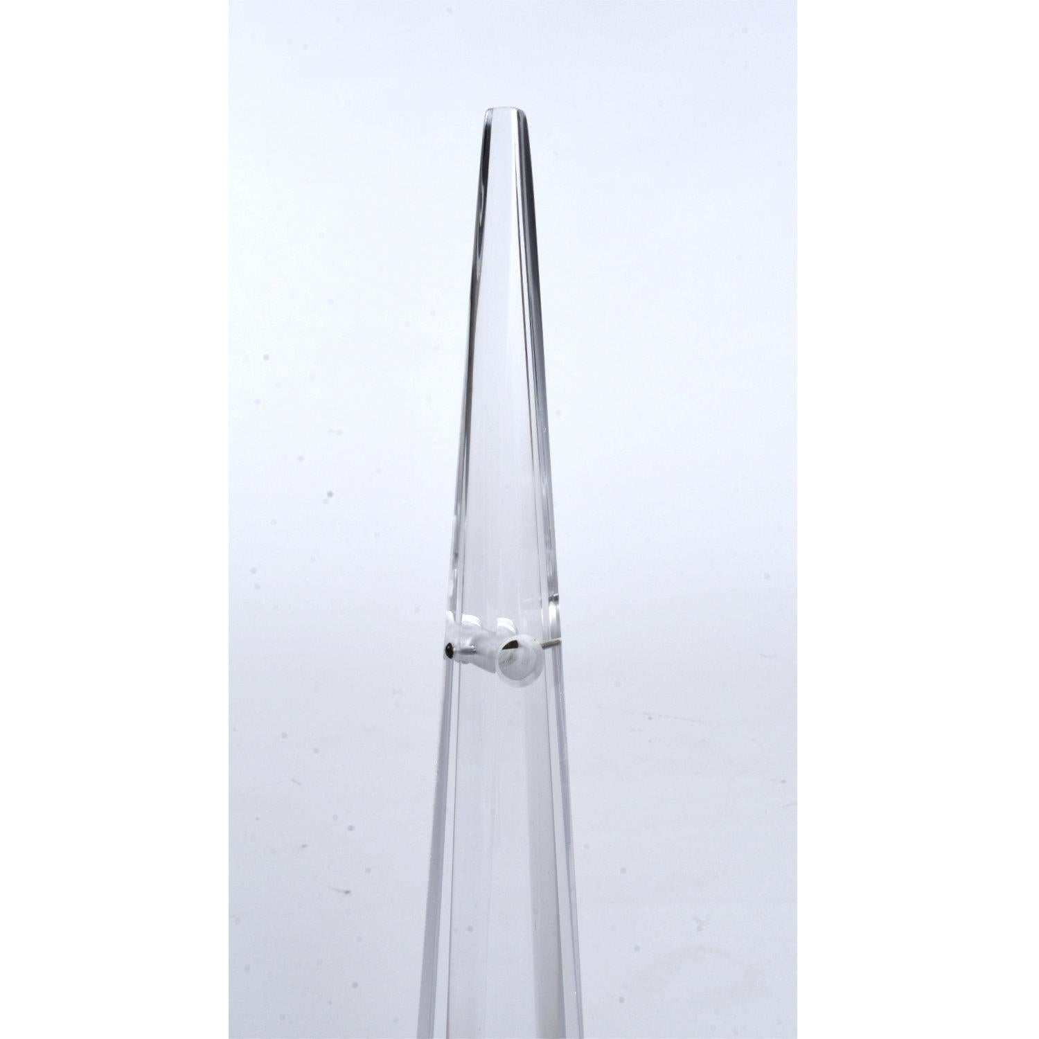 Americano Scultura da tavolo post-moderna a forma di obelisco in lucite acrilica trasparente in vendita