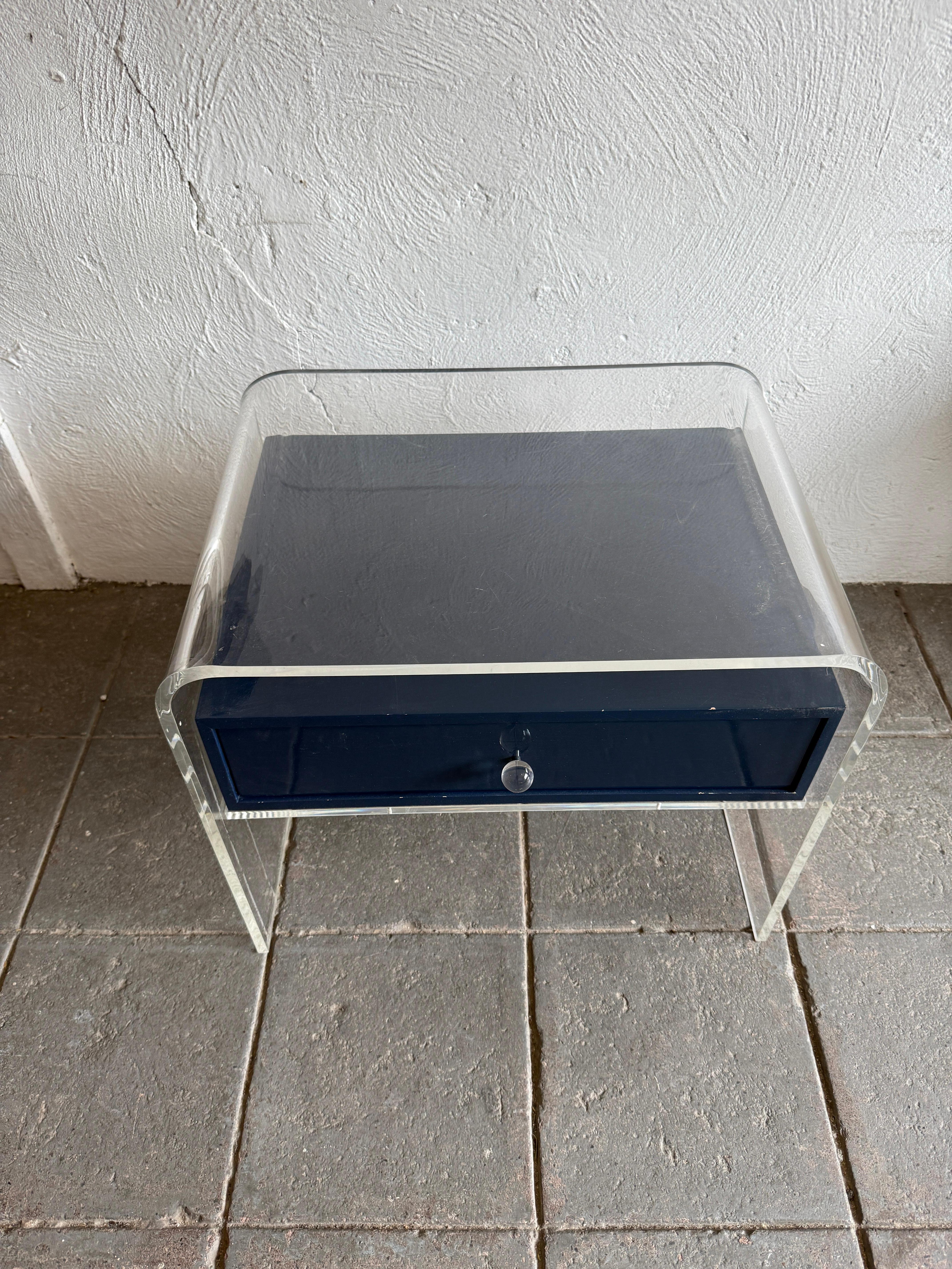 Post Modern clear curved Lucite with a Lacquer Blue wood Single Drawer nightstand. Shows normal wear and use - Good vintage Condition. Has single drawer that is Birch wood painted in Gloss dark blue Lacquer.

Local pick up in Brooklyn NYC

(1)