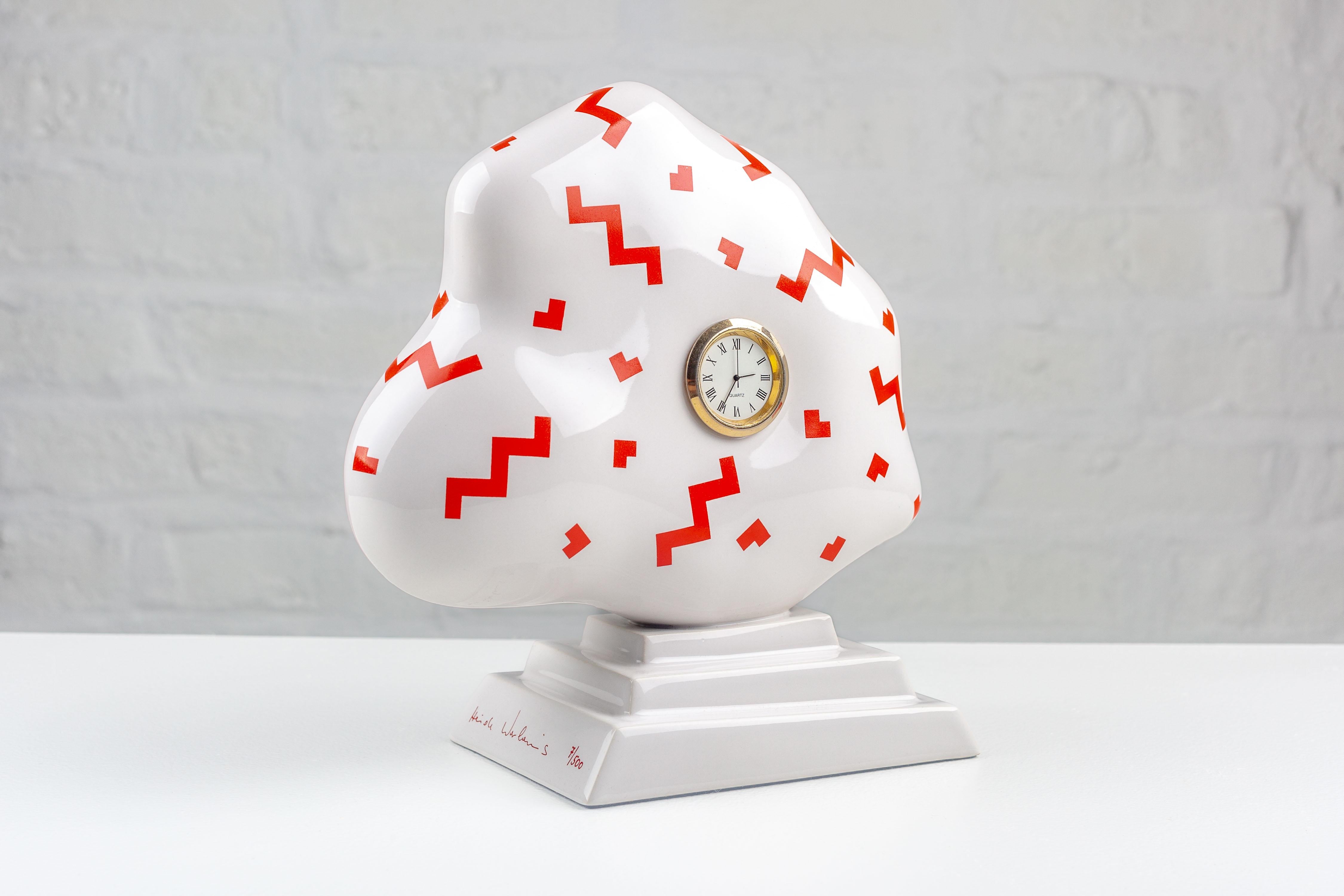 Cette horloge à nuages en porcelaine a été conçue par le maître autrichien Heide Warlamis, et fait partie de la très estimée Vienna Collection des années 1980. Cette pièce rare, numérotée et en édition limitée, porte le numéro 7 sur 500. L'horloge