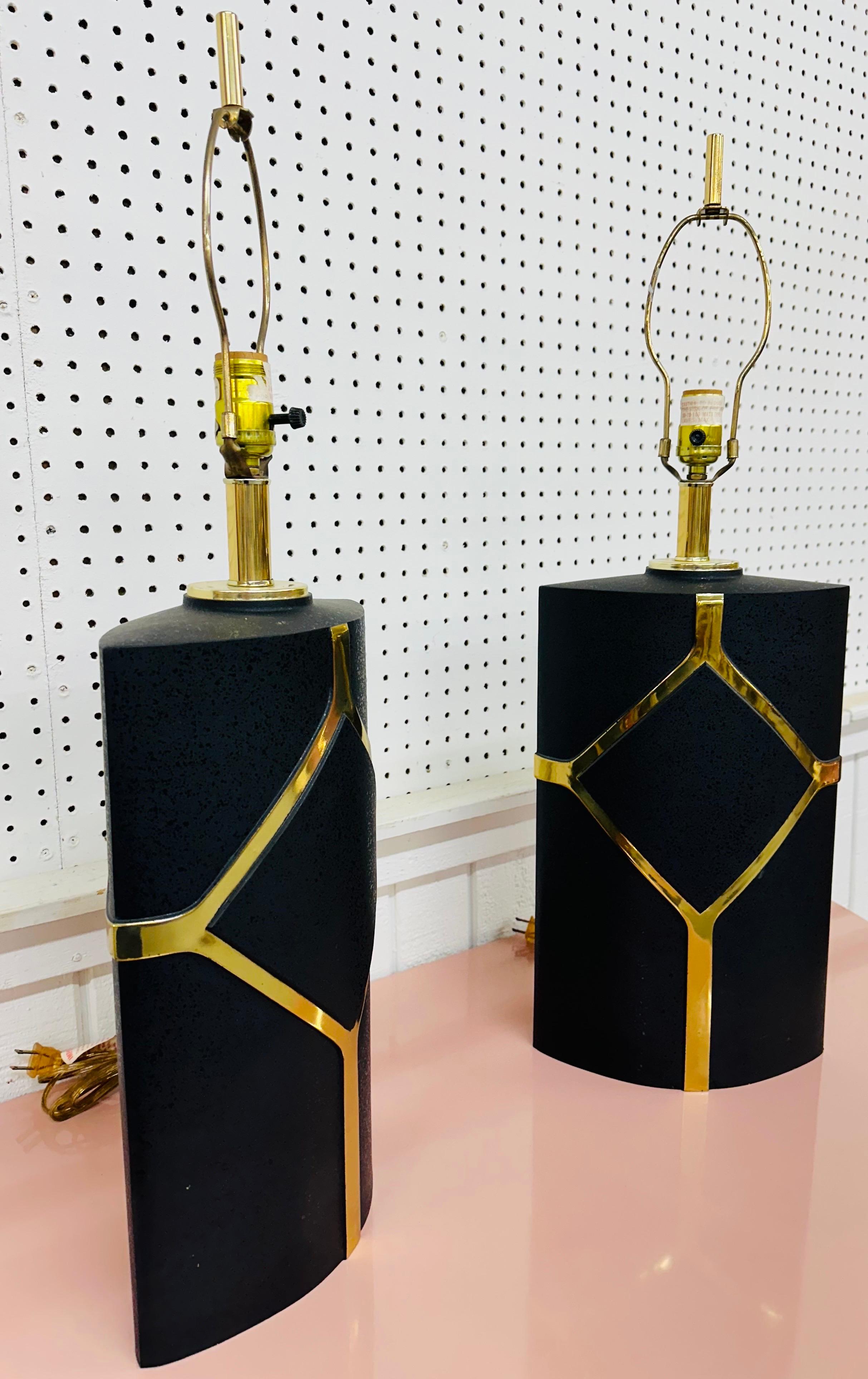 Diese Auflistung ist für ein Paar von Post Modern Clover Lamp Company Schwarz & Messing Tischlampen. Das Design ist zylinderförmig, schwarz mit Messing-Akzenten, Messing-Harfen und -Zipfeln sowie Original-Kordeln. Dies ist eine außergewöhnliche