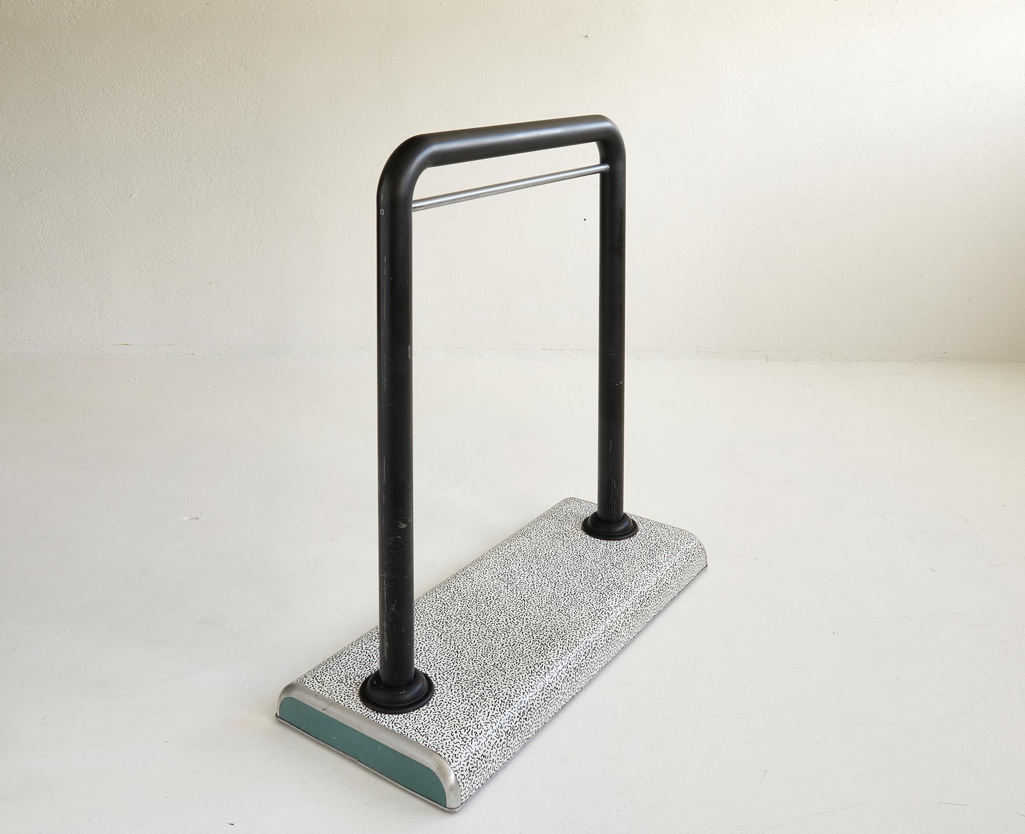 Perchero posmoderno de Ettore Sottsass para Fiorucci, Italia 1980 Posmoderno en venta