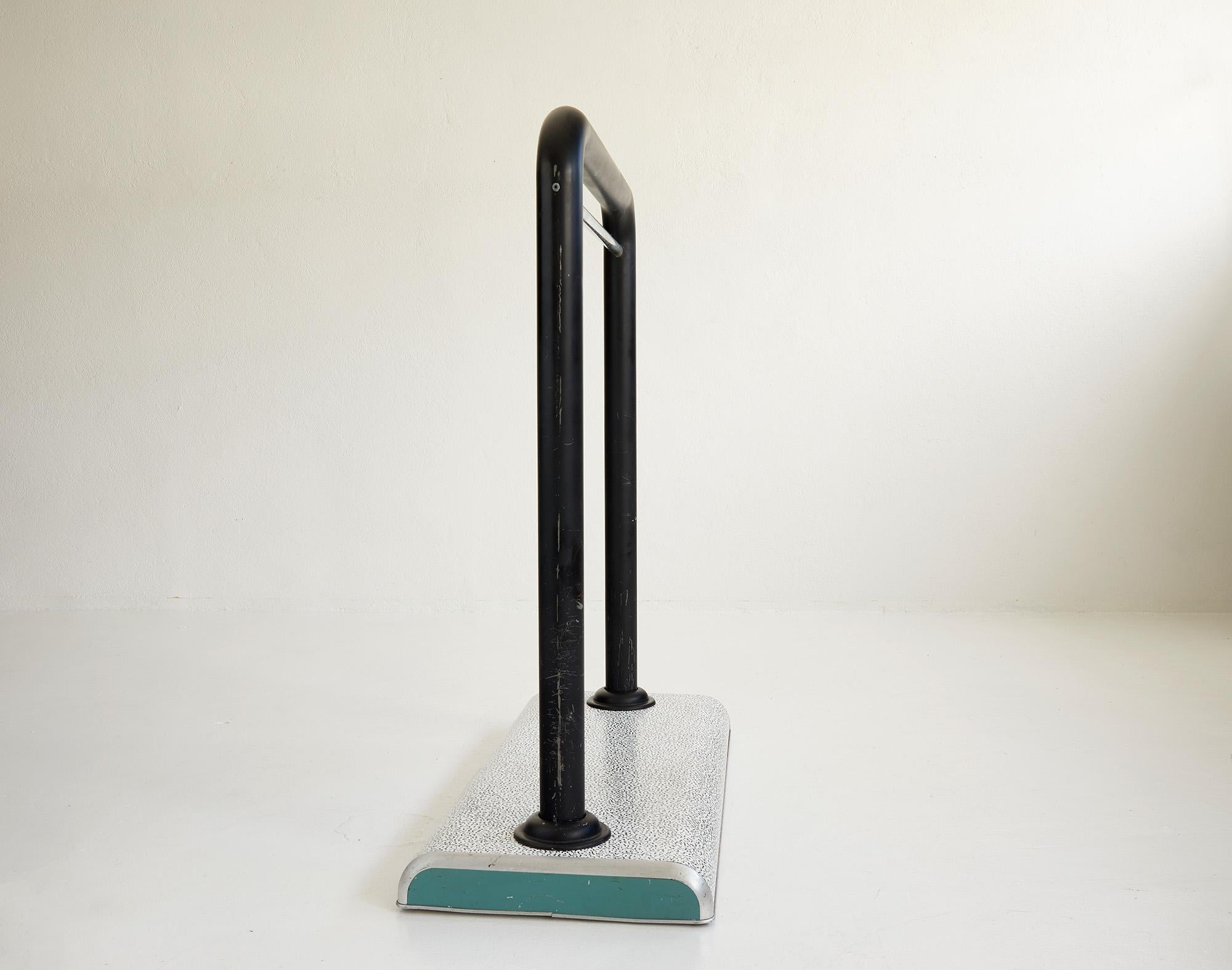 Perchero posmoderno de Ettore Sottsass para Fiorucci, Italia 1980 en Bastante bueno estado para la venta en Renens, CH