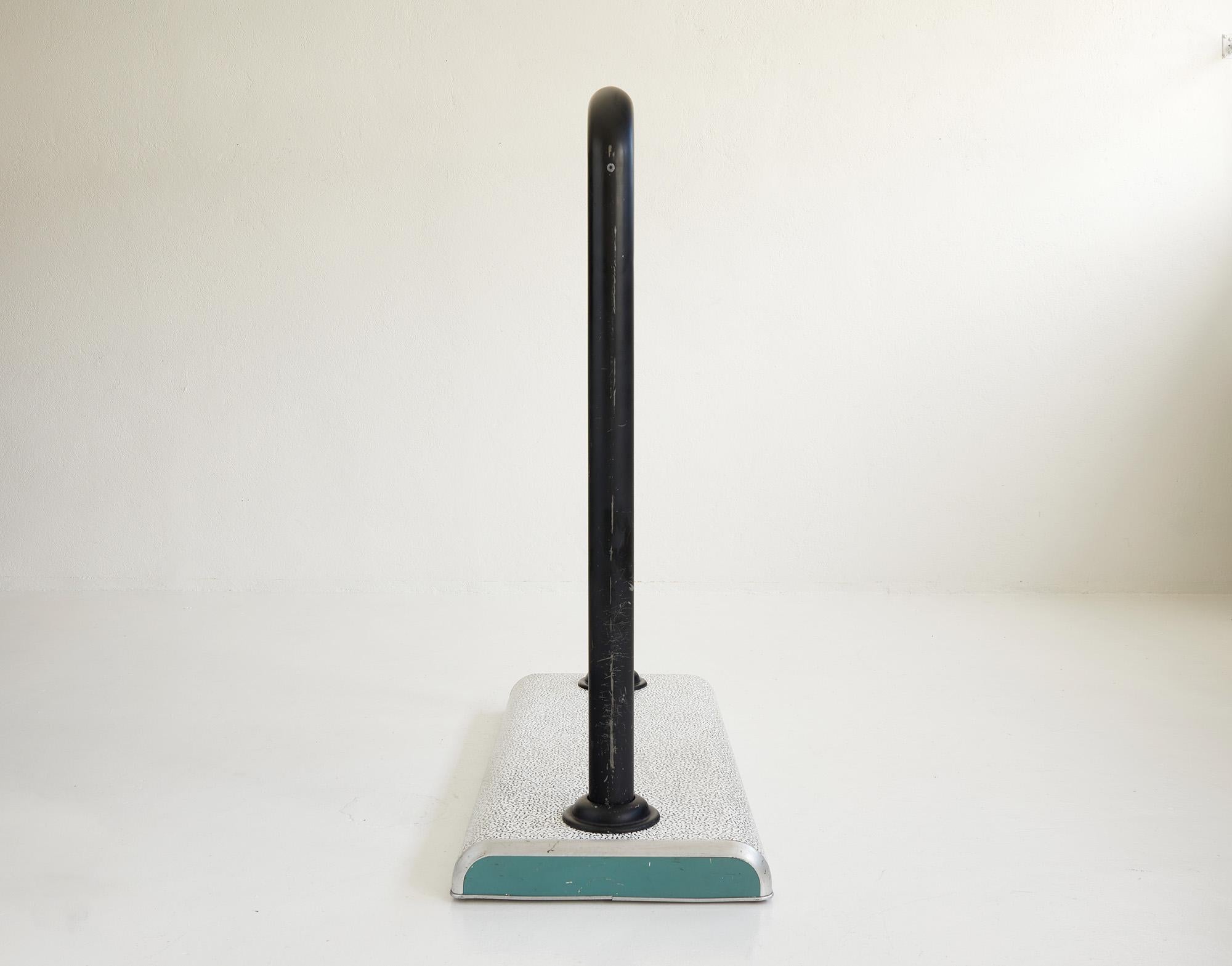 Perchero posmoderno de Ettore Sottsass para Fiorucci, Italia 1980 Aluminio en venta