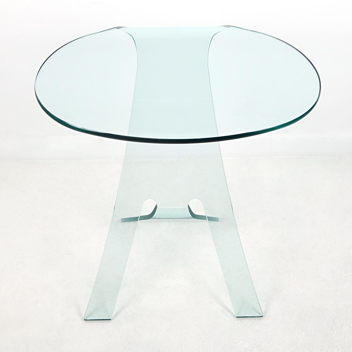 Wonderfully shaped occasional or cocktail table designed by the founder of Italian glass design specialist Fiam Italia: Vittorio Livi. The table is almost too pretty to put anything on it. The glass of the Grillo flows organically but there is also