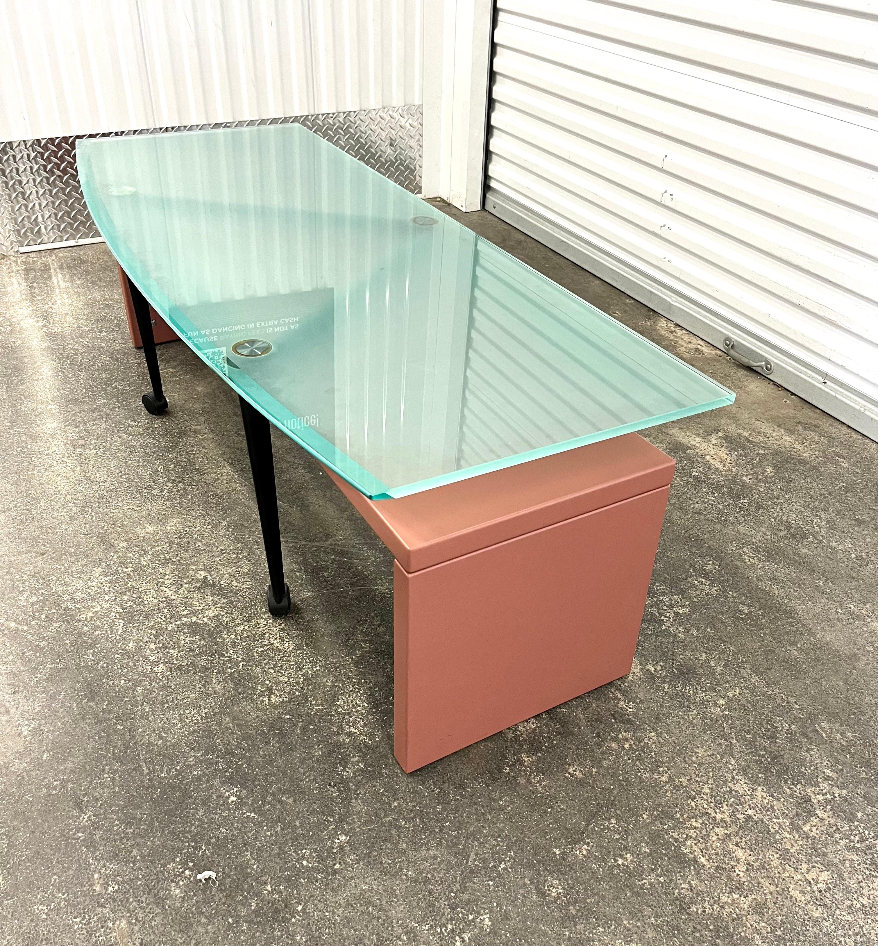 Postmoderner Couchtisch mit drehbarer Glasplatte von B&B Italia. Circa 1990er Jahre im Angebot 9