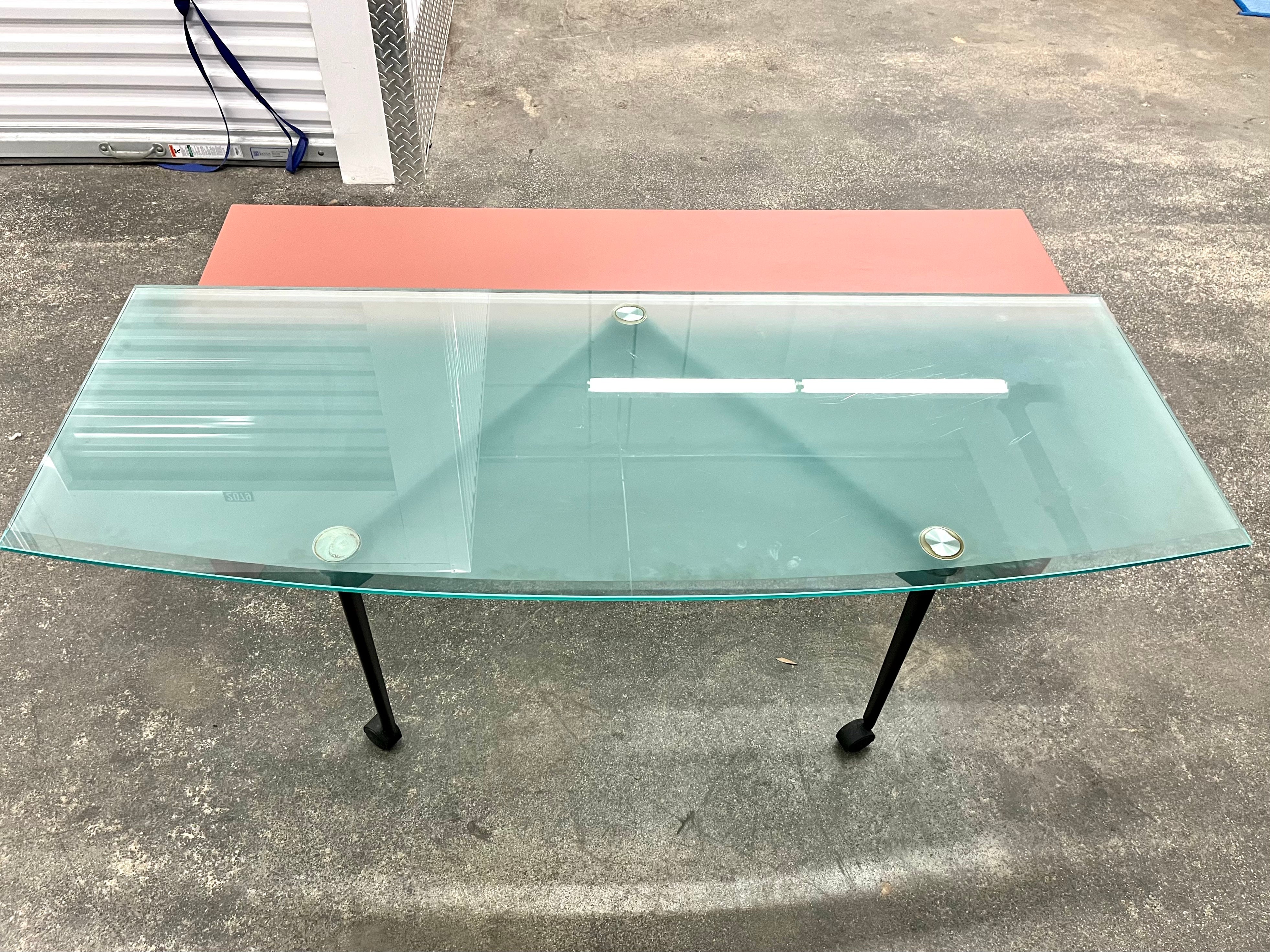 Vintage Post Modern Couchtisch mit drehbarer Glasplatte von B&B Italia. Circa 1990er Jahre 
Ein postmodernes Design mit einer um 360 Grad drehbaren Glasplatte mit Rollen, die auf einem lackierten Holzgestell mit einer industriell inspirierten