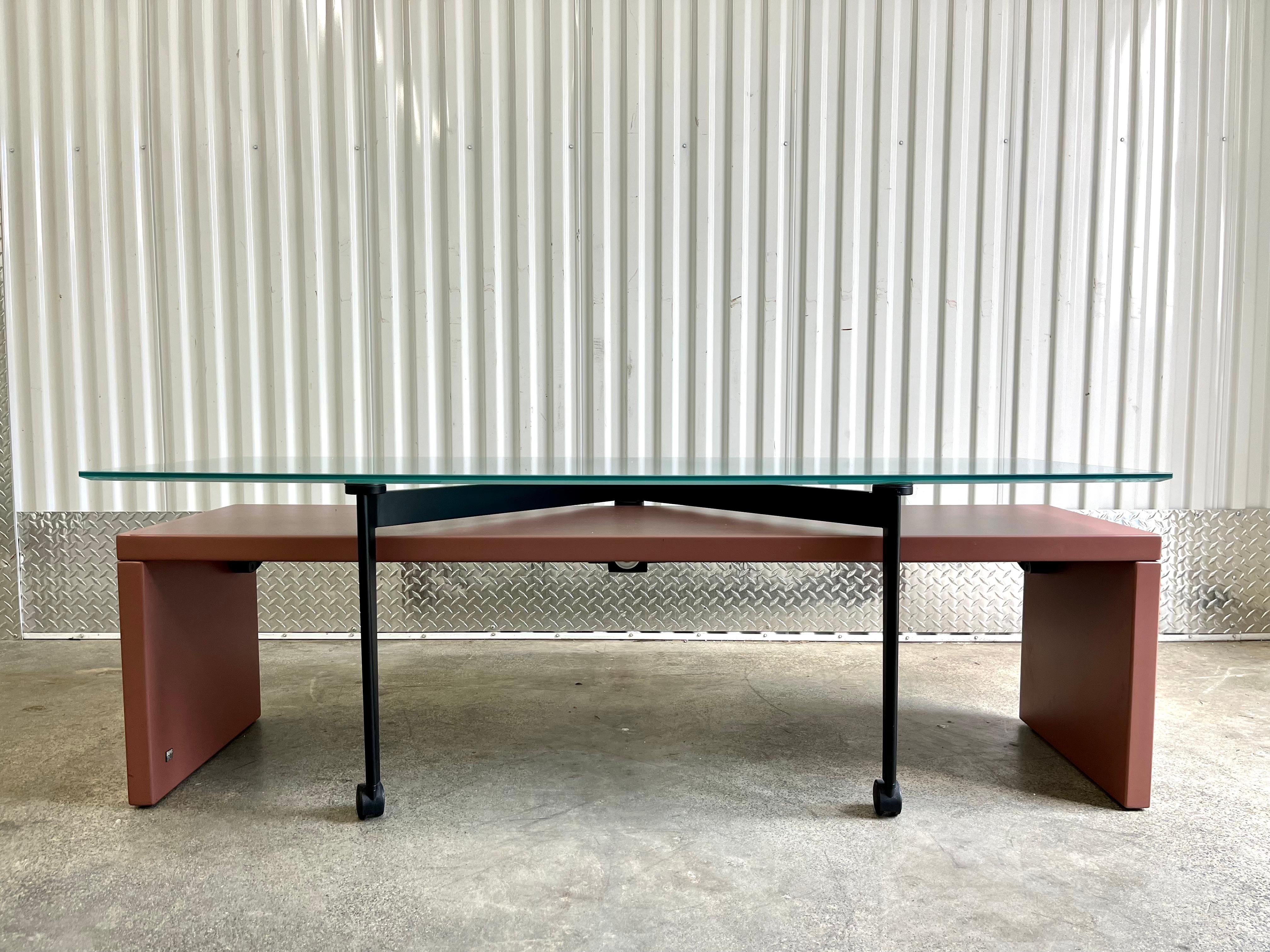 Postmoderner Couchtisch mit drehbarer Glasplatte von B&B Italia. Circa 1990er Jahre (Italienisch) im Angebot