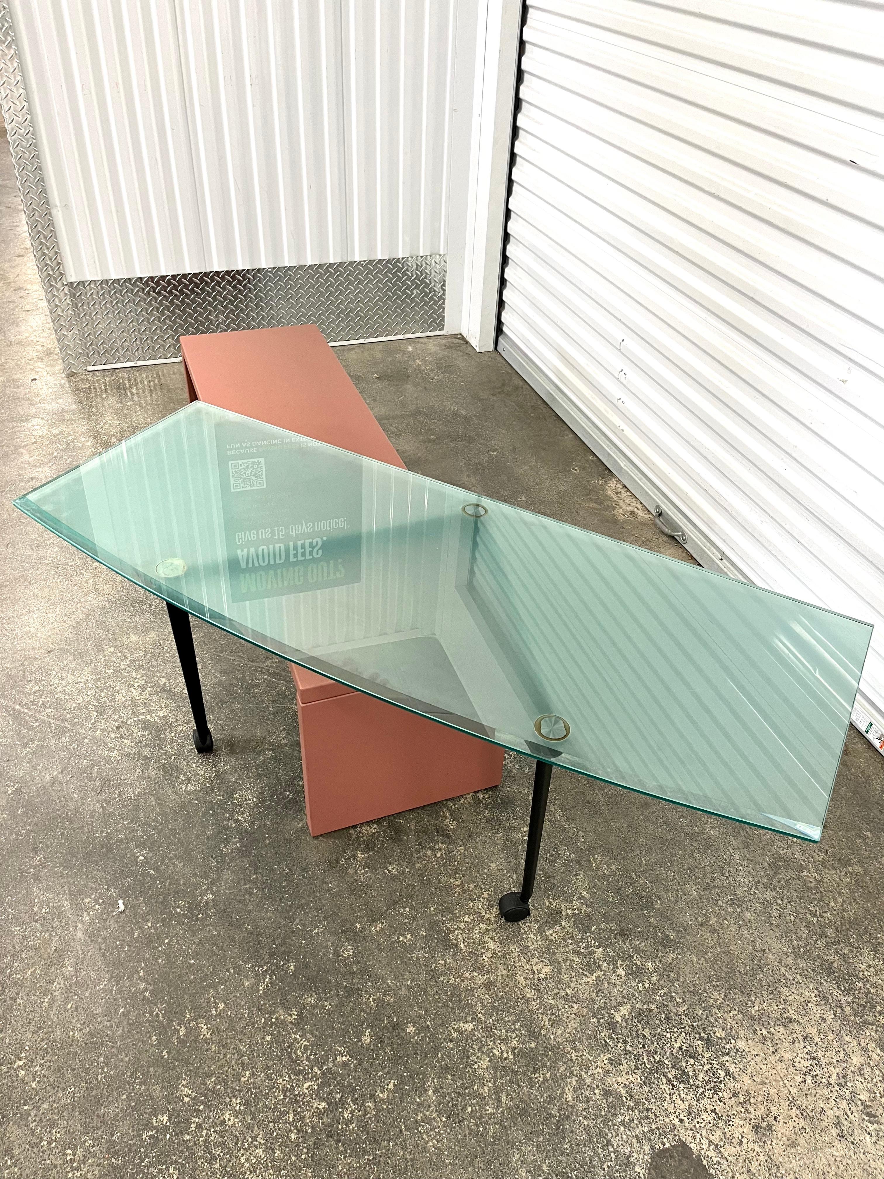 Postmoderner Couchtisch mit drehbarer Glasplatte von B&B Italia. Circa 1990er Jahre (Lackiert) im Angebot