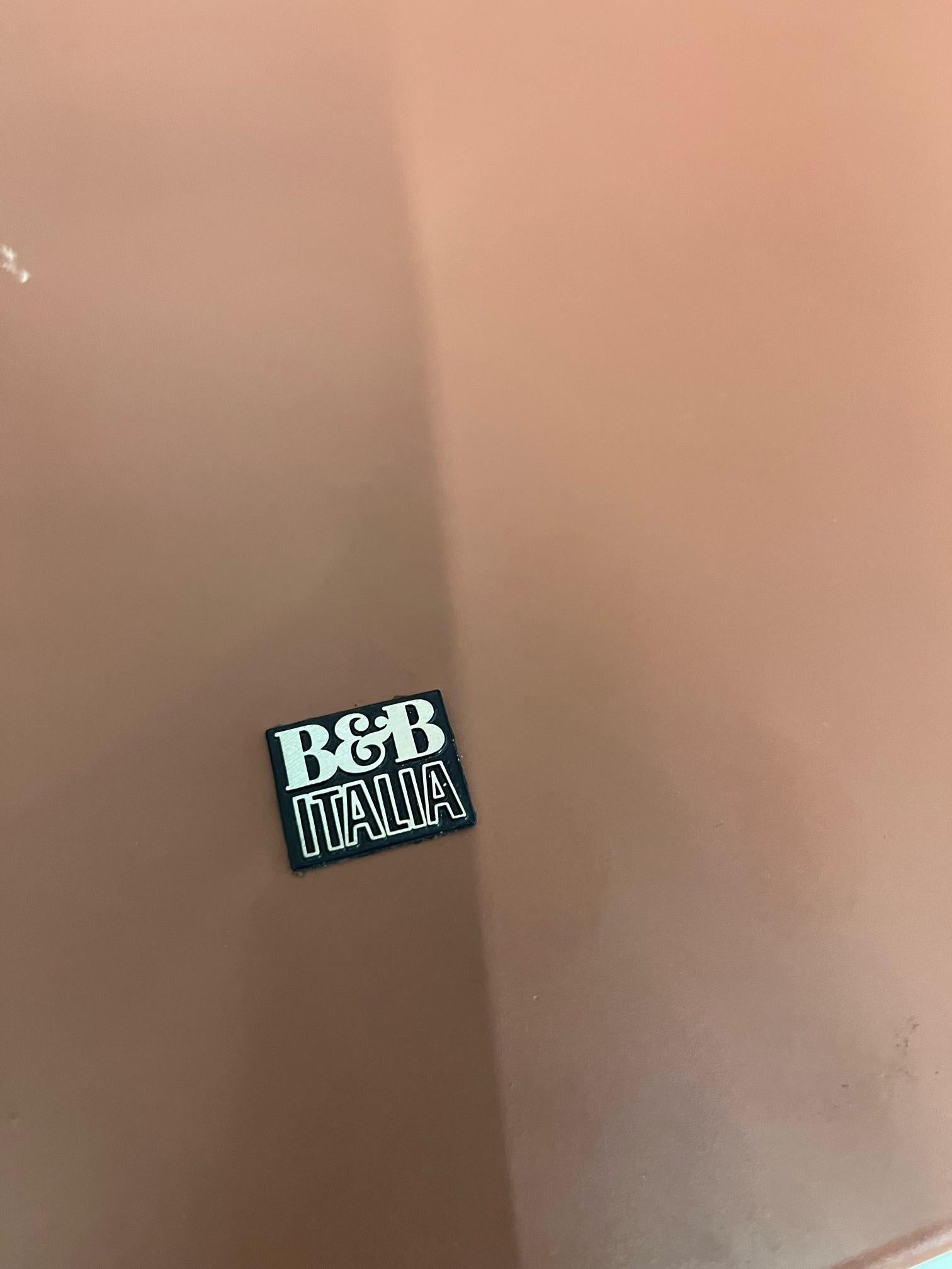 Postmoderner Couchtisch mit drehbarer Glasplatte von B&B Italia. Circa 1990er Jahre (Ende des 20. Jahrhunderts) im Angebot