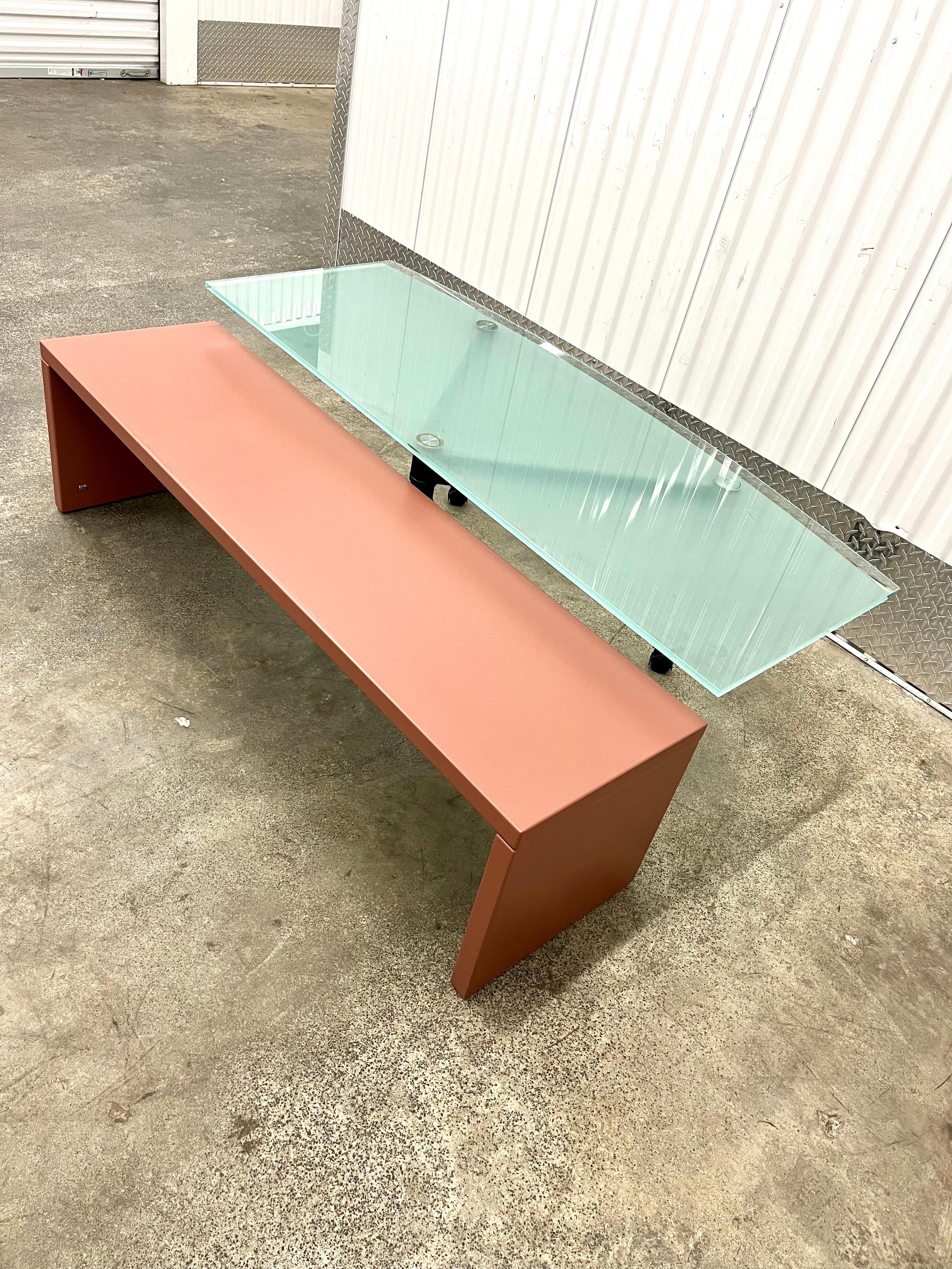 Postmoderner Couchtisch mit drehbarer Glasplatte von B&B Italia. Circa 1990er Jahre (Metall) im Angebot