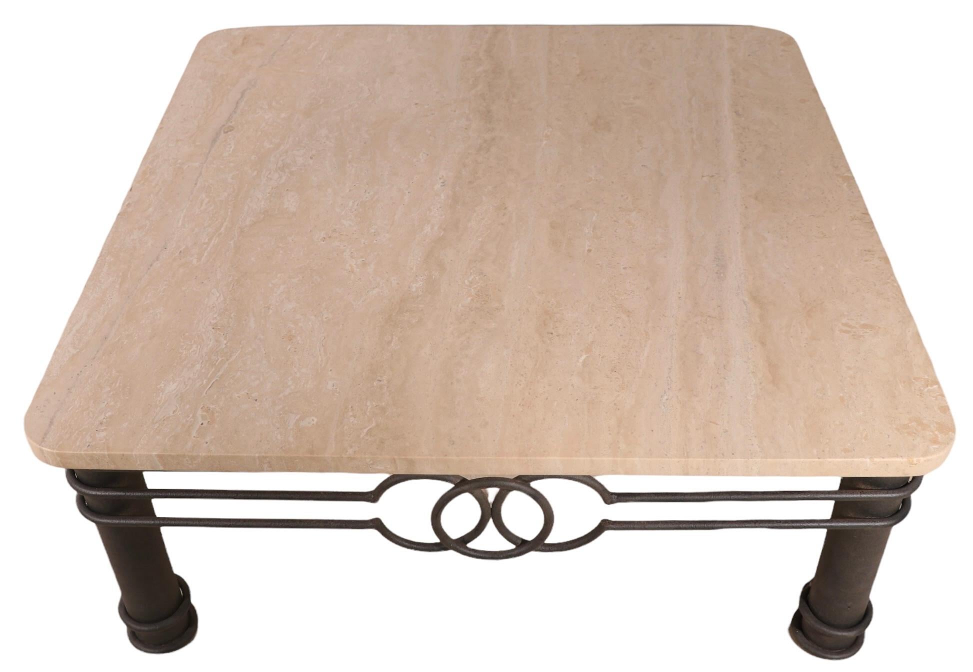 Table basse postmoderne avec plateau en marbre épais sur base en fer forgé vers 1980 en vente 1