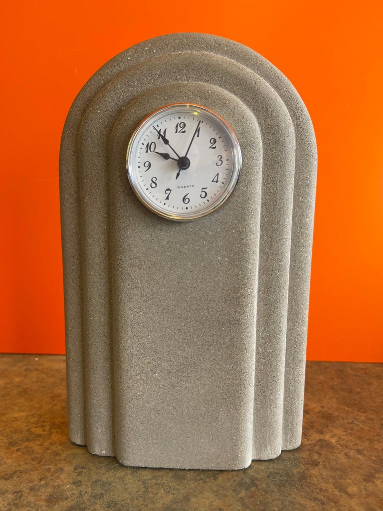 Postmoderne Kaminuhr aus Beton von Franco Vecchio im Angebot bei 1stDibs