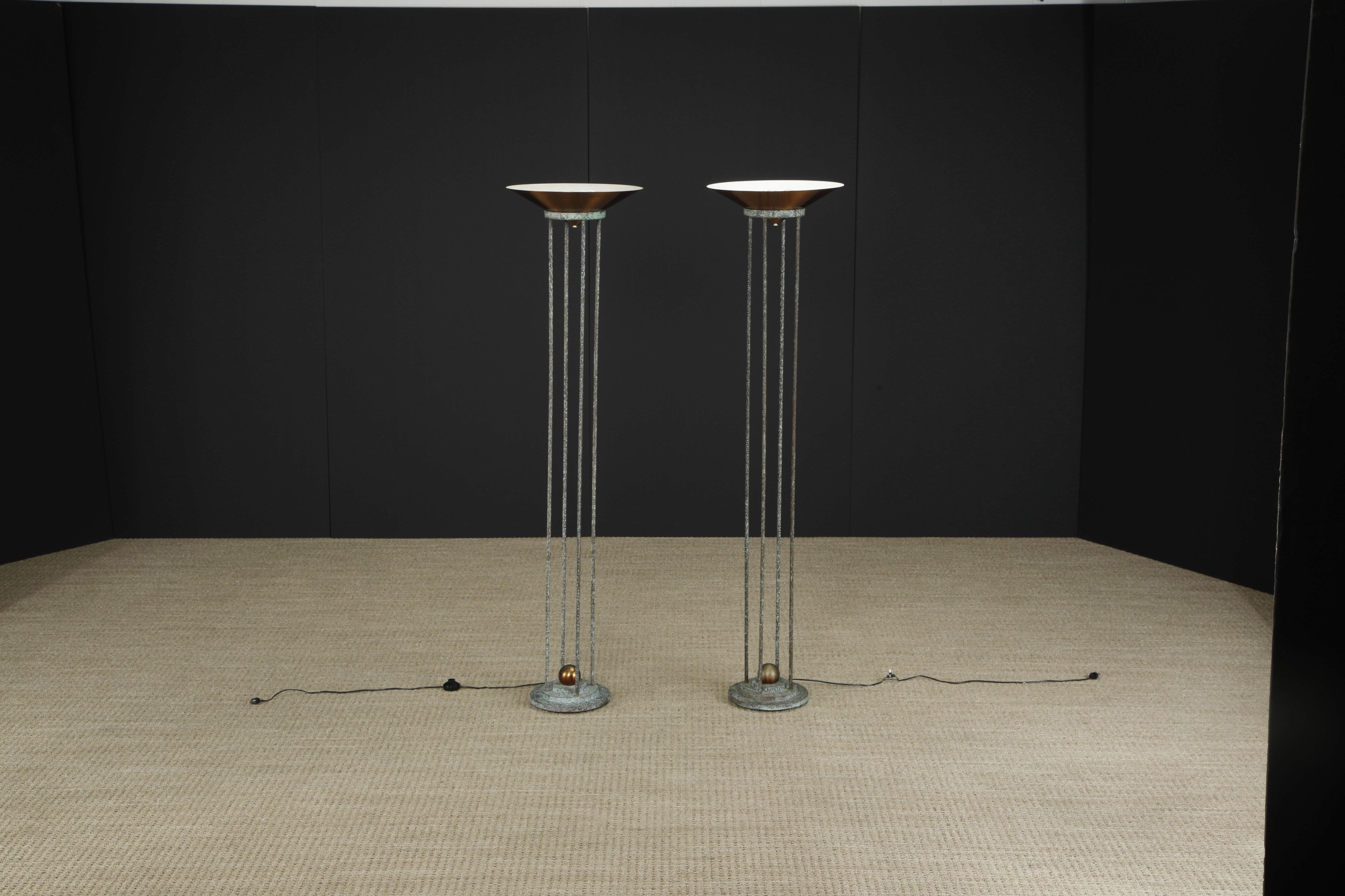 Questa straordinaria coppia di lampade da terra a torchiera degli anni '80 di Jim Bindman per Rainbow Lamp Corp è caratterizzata da bellissimi tubi di rame verdastro con paralumi e accenti in rame. Firmato con le etichette Rainbow Lamp su entrambe