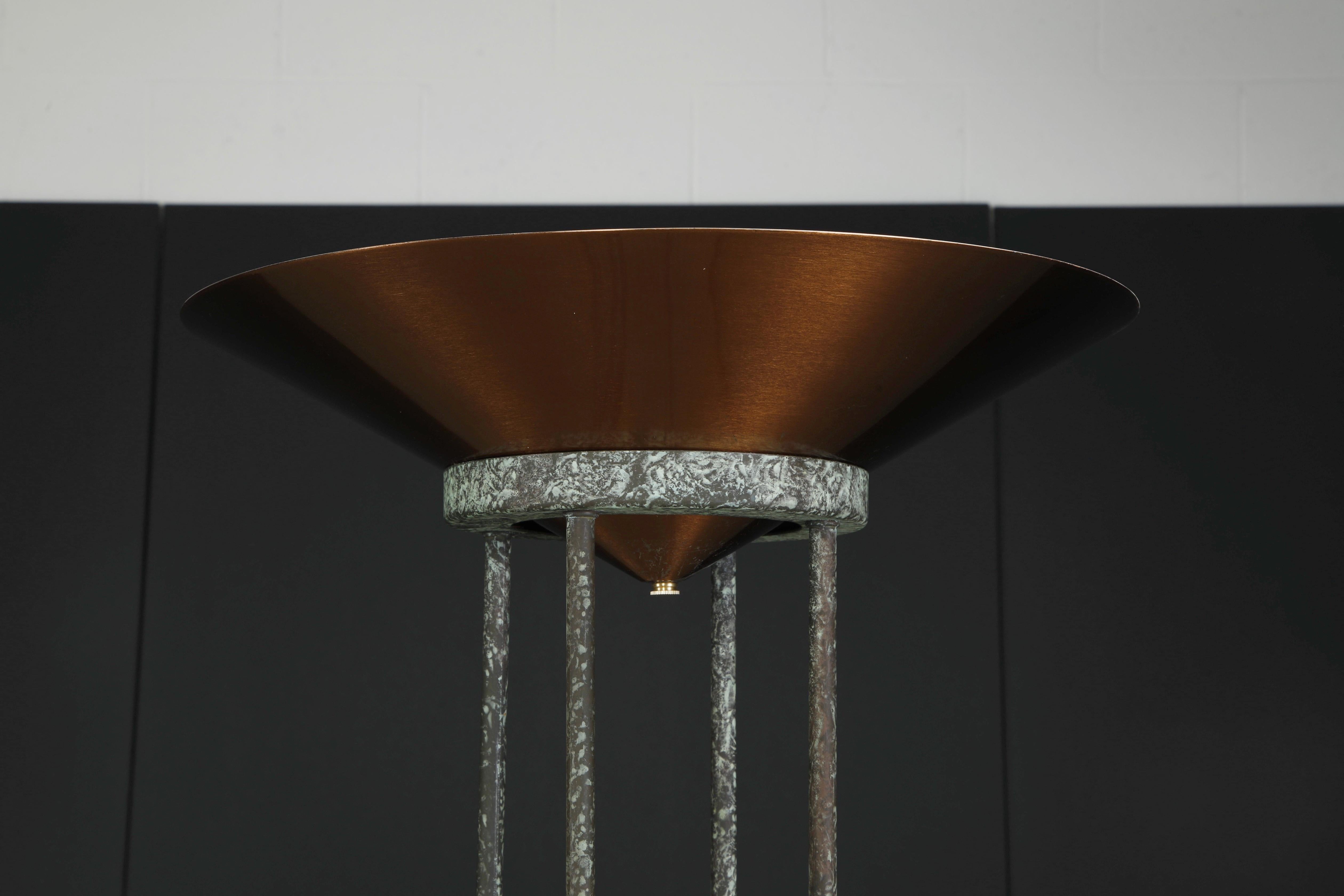 Fine XX secolo Lampade da terra postmoderne in rame di Jim Bindman per Rainbow Lamp, anni '80, firmate in vendita