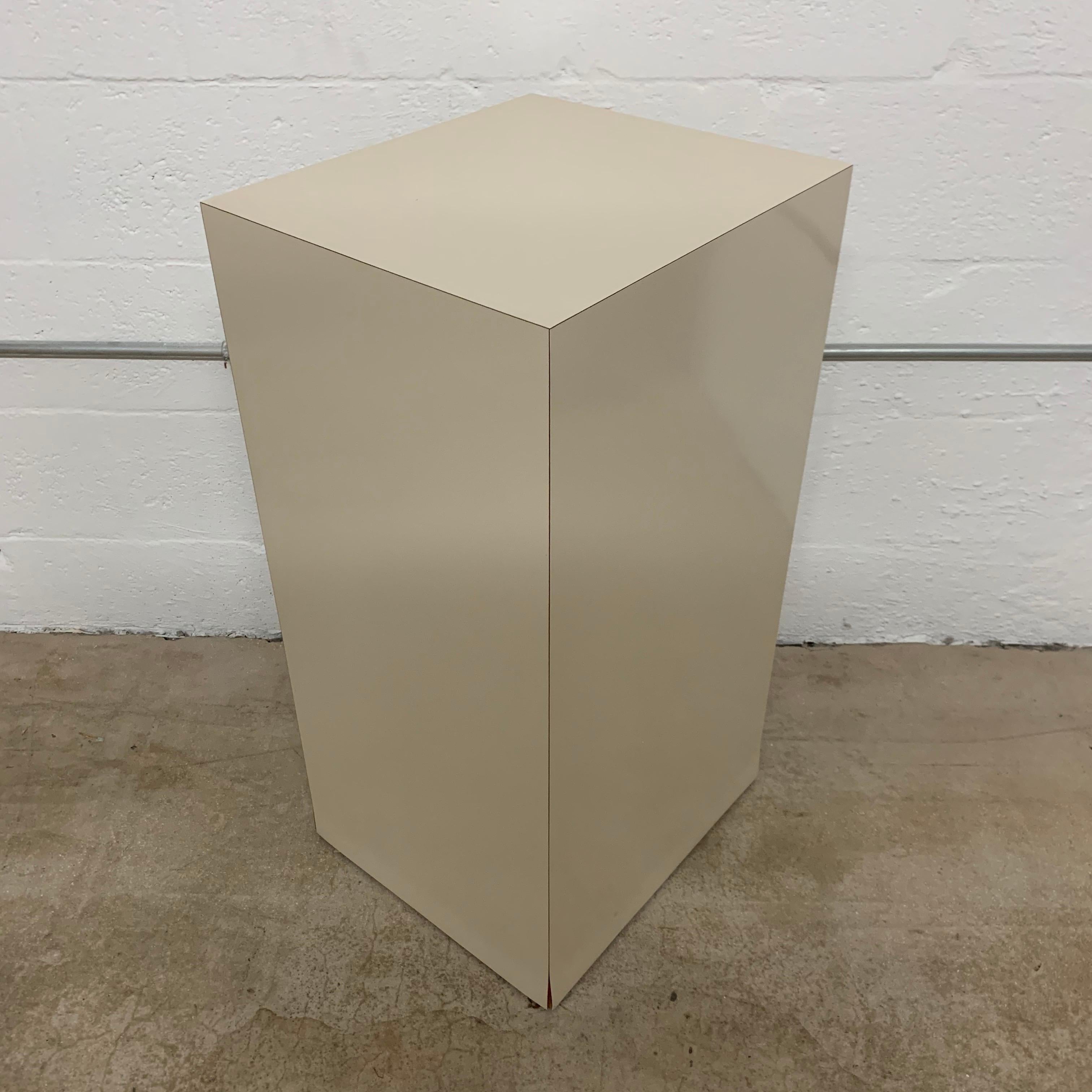 Postmodern Cream Formica Pedestal Side Display or End Table, 1980s In Good Condition For Sale In Miami, FL