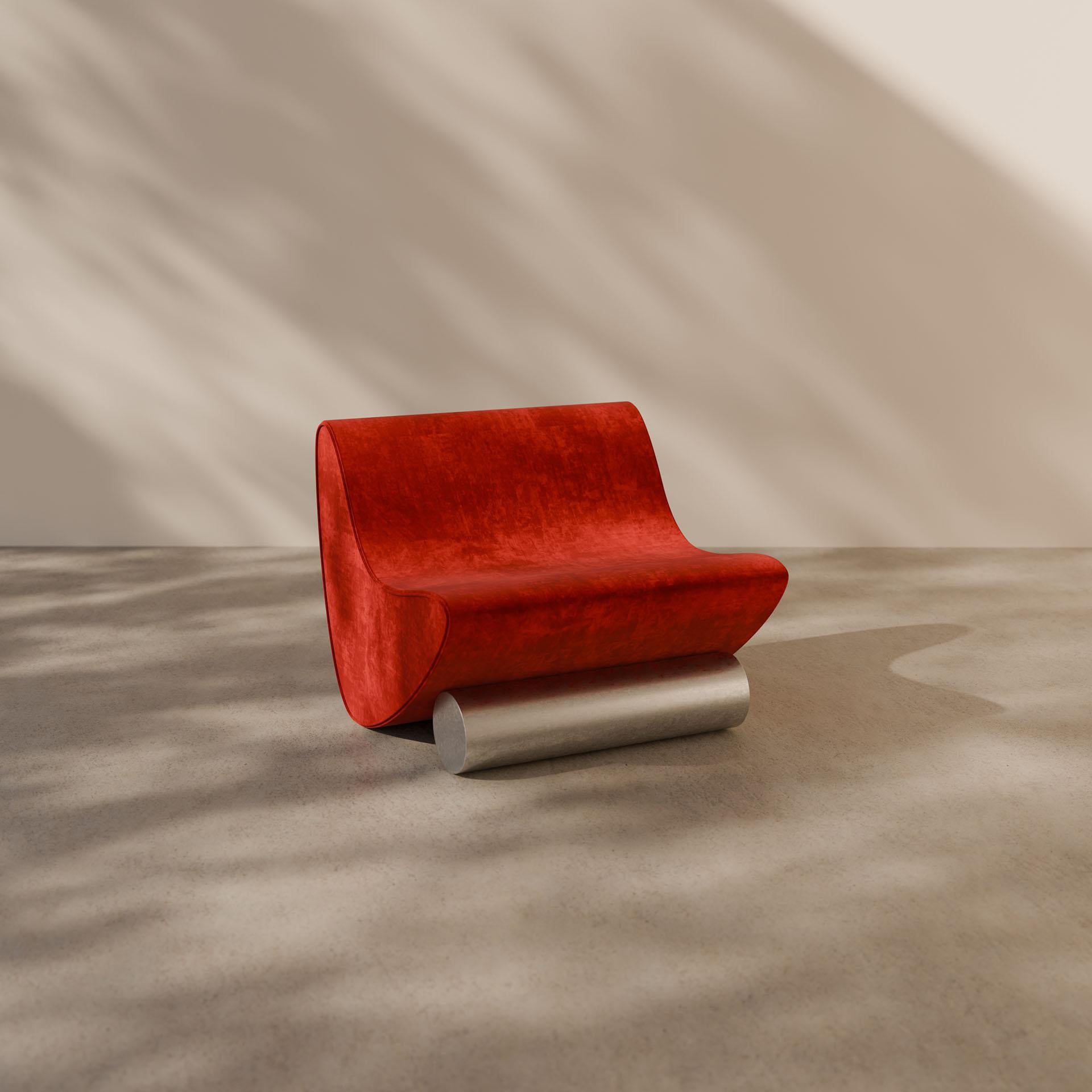 Una atrevida oda a las curvas icónicas y la energía bruta de la era del glam rock, la Silla de salón Vanguard se inspira en las siluetas de las guitarras eléctricas clásicas. Su forma escultural, envuelta en rico terciopelo carmesí, descansa sobre