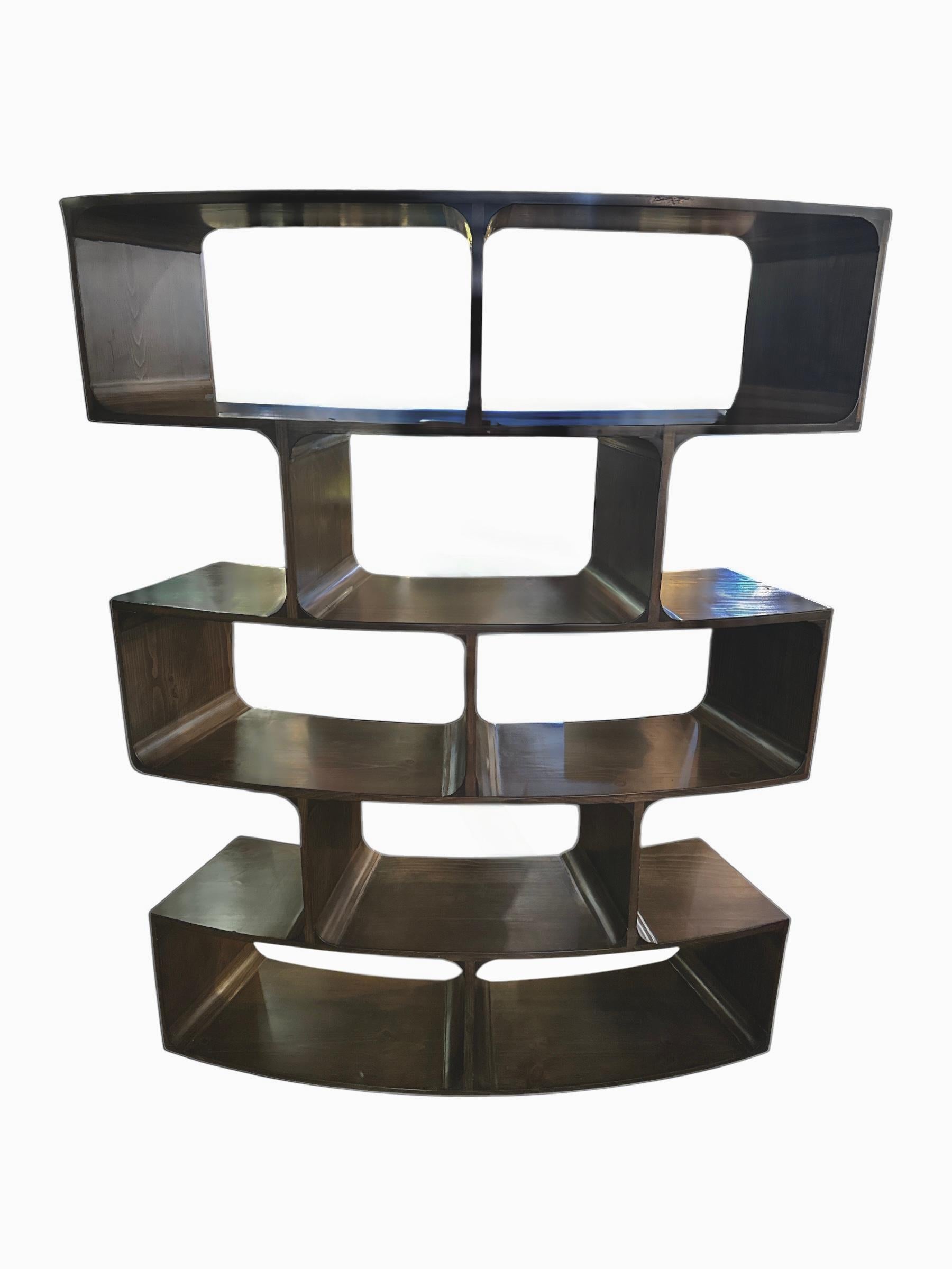 Audace, scultorea e inconfondibilmente postmoderna, questa libreria curva Étagère è un pezzo forte per qualsiasi interno contemporaneo. Realizzate con una silhouette dinamica, le file asimmetriche si inarcano con grazia verso l'esterno, creando un