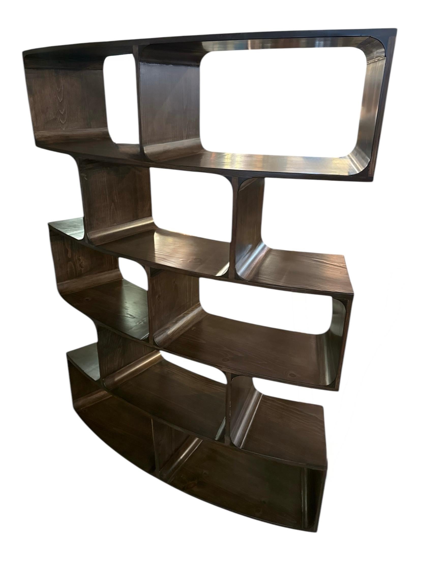 Legno Libreria Etagere Curva Post Moderna in vendita
