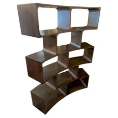 Estantería de libros curvada postmoderna