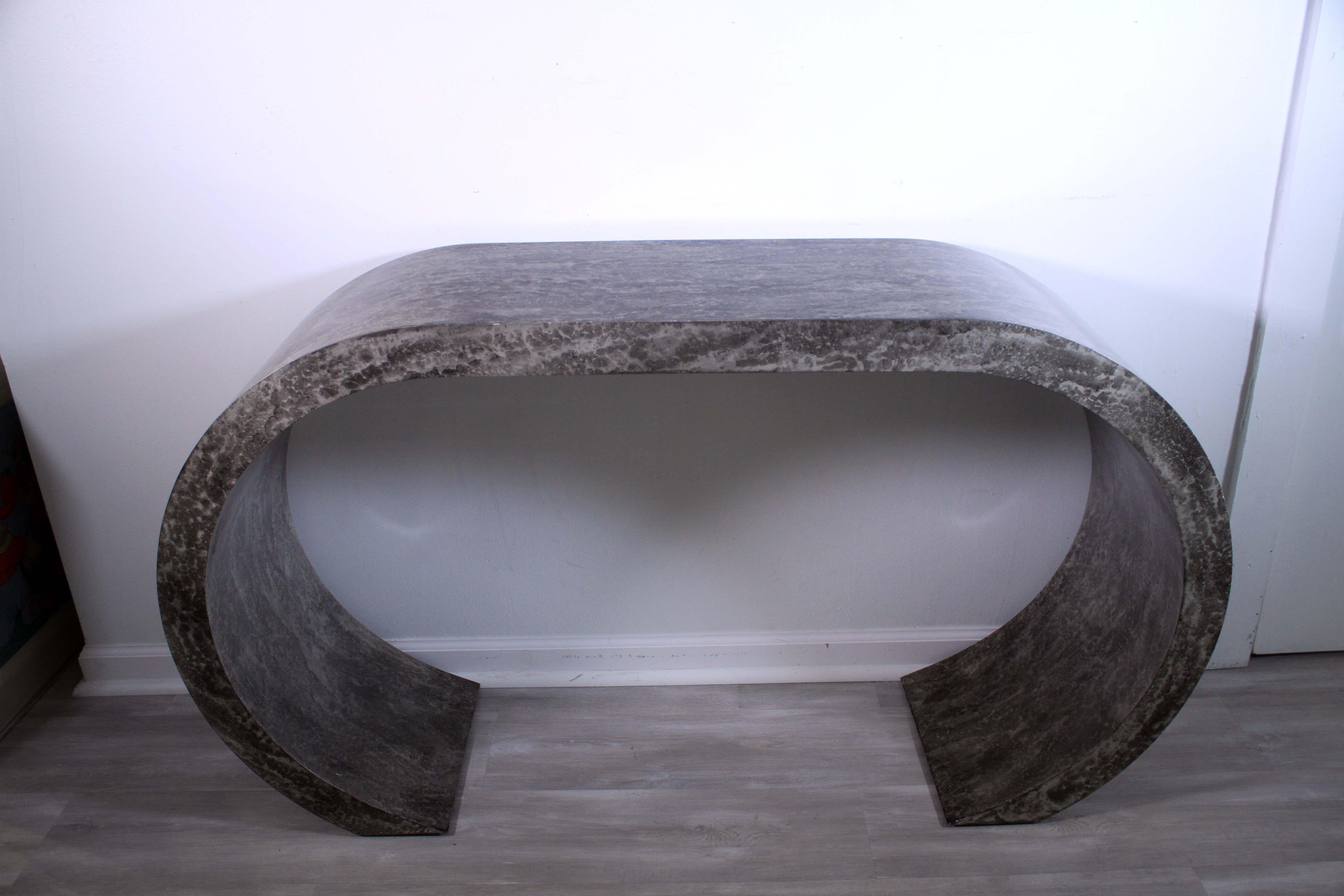 Table console post-moderne en fausse pierre incurvée Bon état - En vente à Keego Harbor, MI