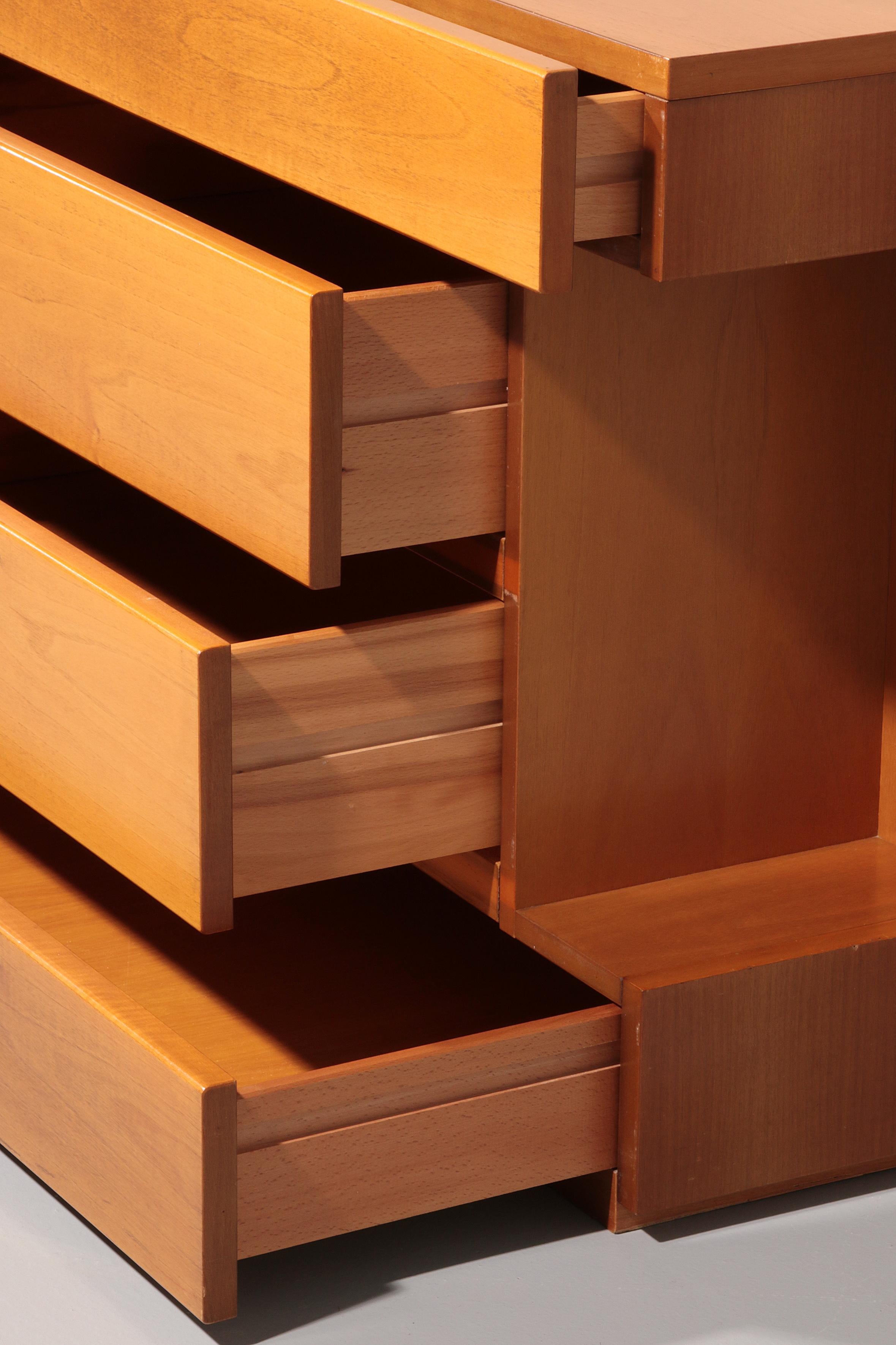 Fine XX secolo Post moderno comò galleggiante a 8 cassetti su misura design geometrico biondo Italia in vendita