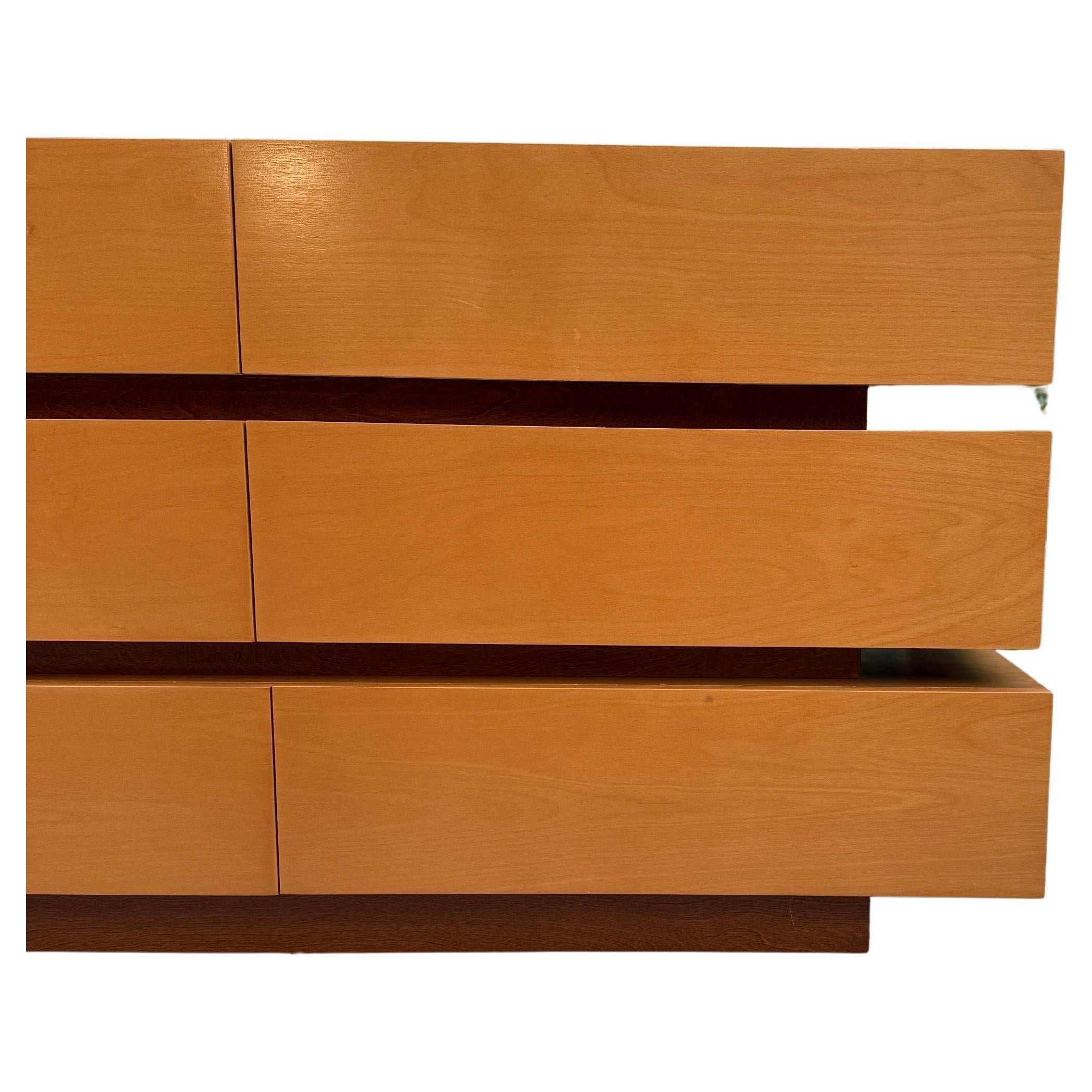 Postmoderno Post moderno comò galleggiante a 9 cassetti su misura design geometrico biondo Italia in vendita