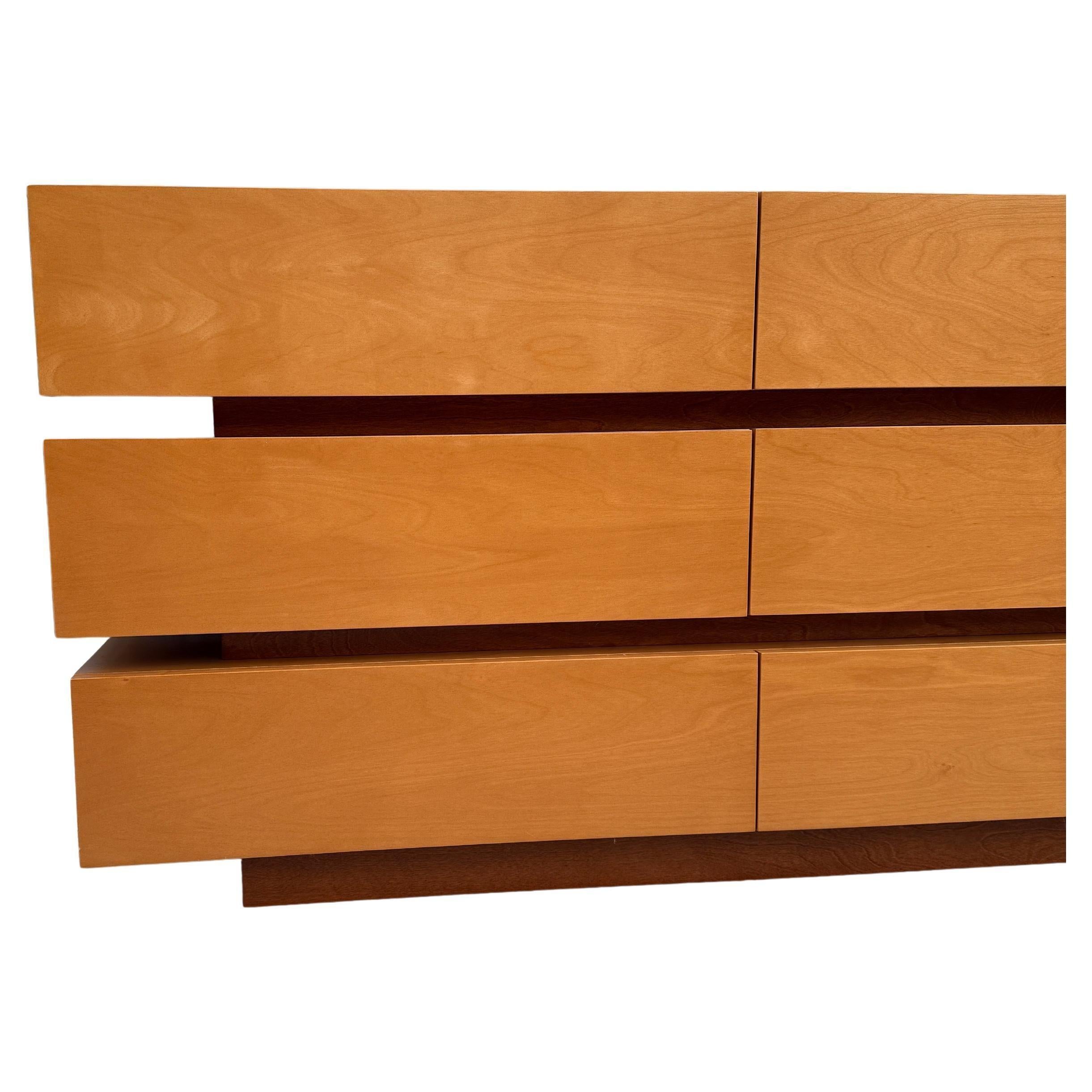 Italiano Post moderno comò galleggiante a 9 cassetti su misura design geometrico biondo Italia in vendita