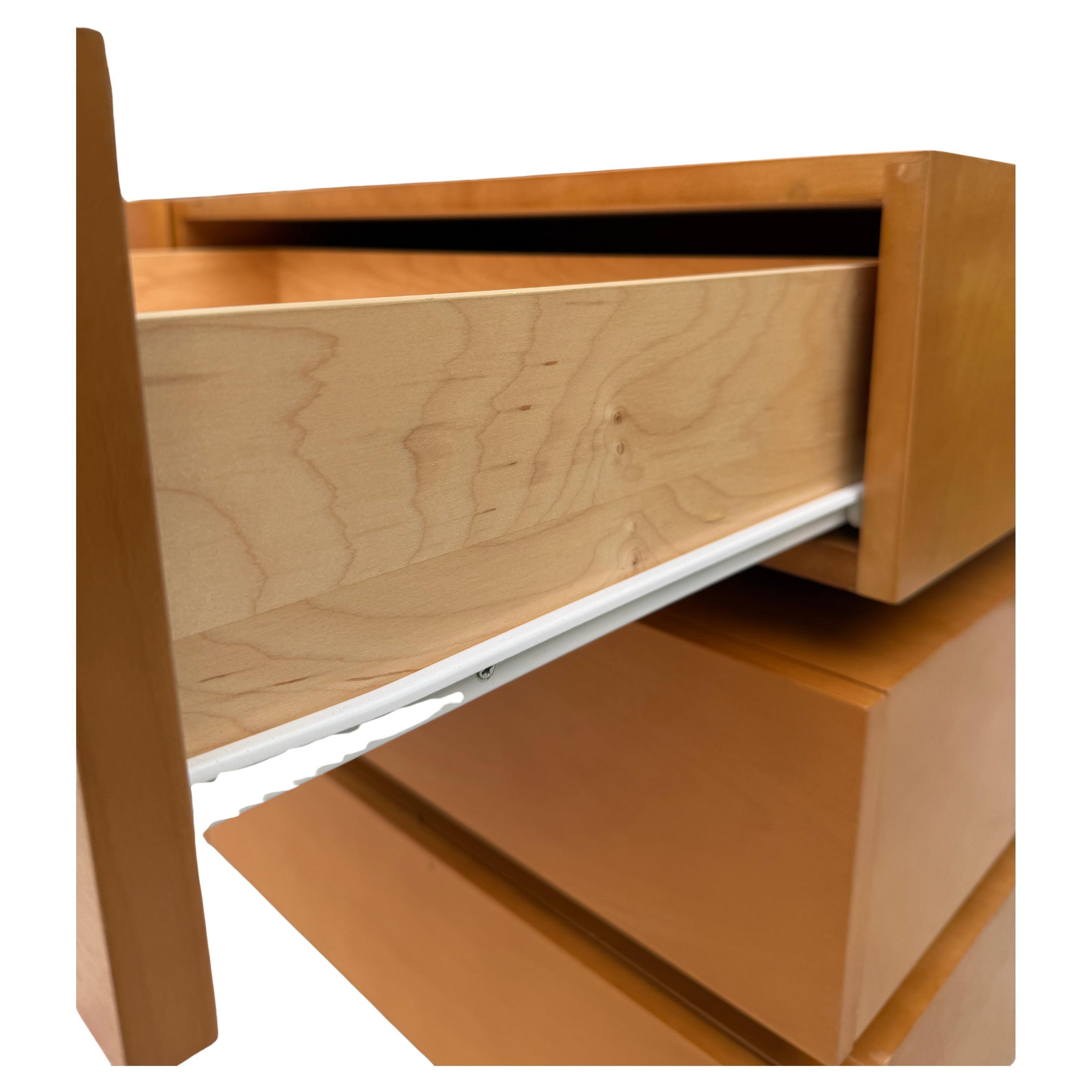 Fine XX secolo Post moderno comò galleggiante a 9 cassetti su misura design geometrico biondo Italia in vendita