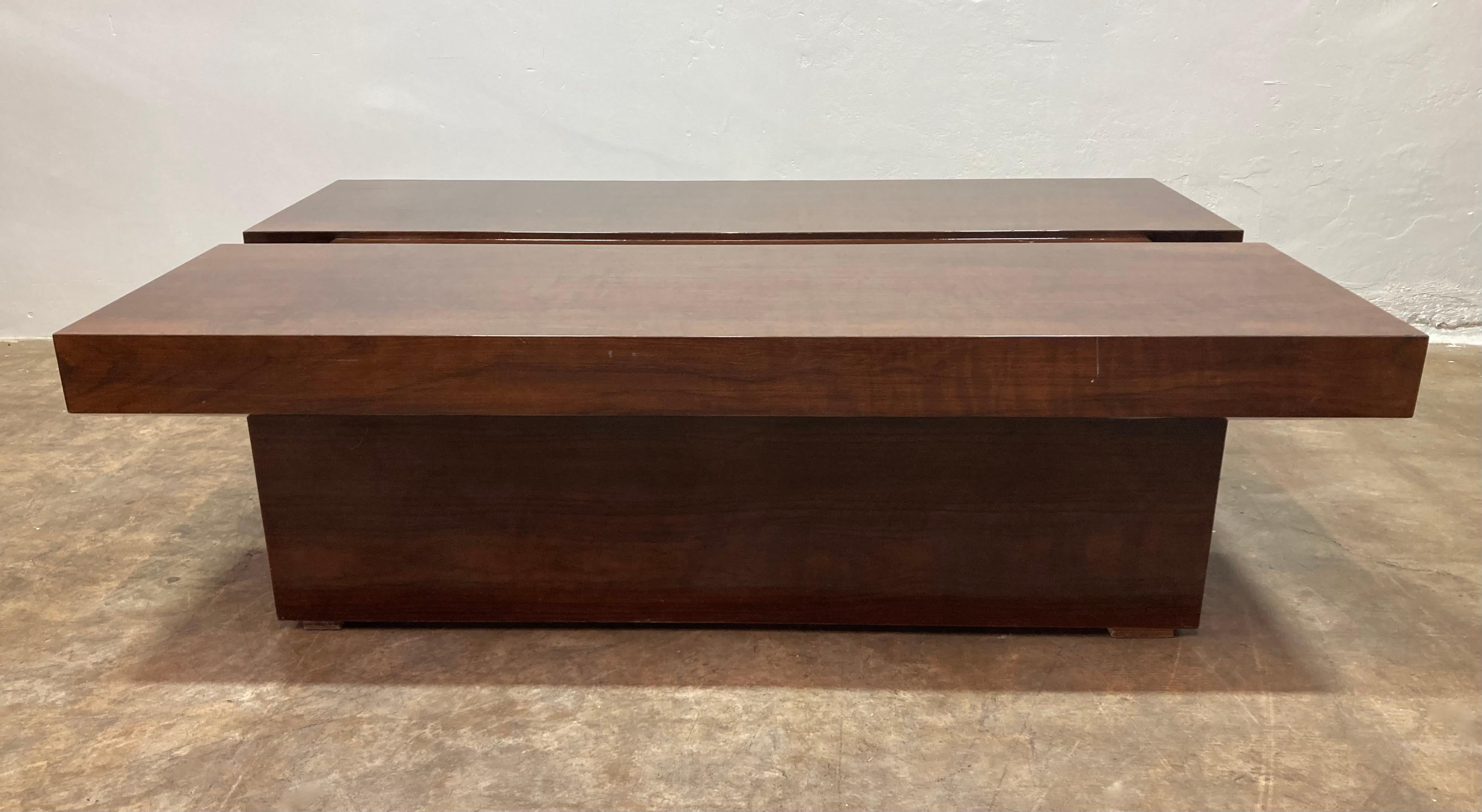 Großer Couchtisch aus Rosenholzlaminat mit Lackierung. Die einzigartige 3-teilige Konstruktion mit Mittelkanal ist ein interessantes Designelement.  

Lackschäden und einige tiefe Kratzer auf der Oberseite (siehe Fotos für Details). 

64 