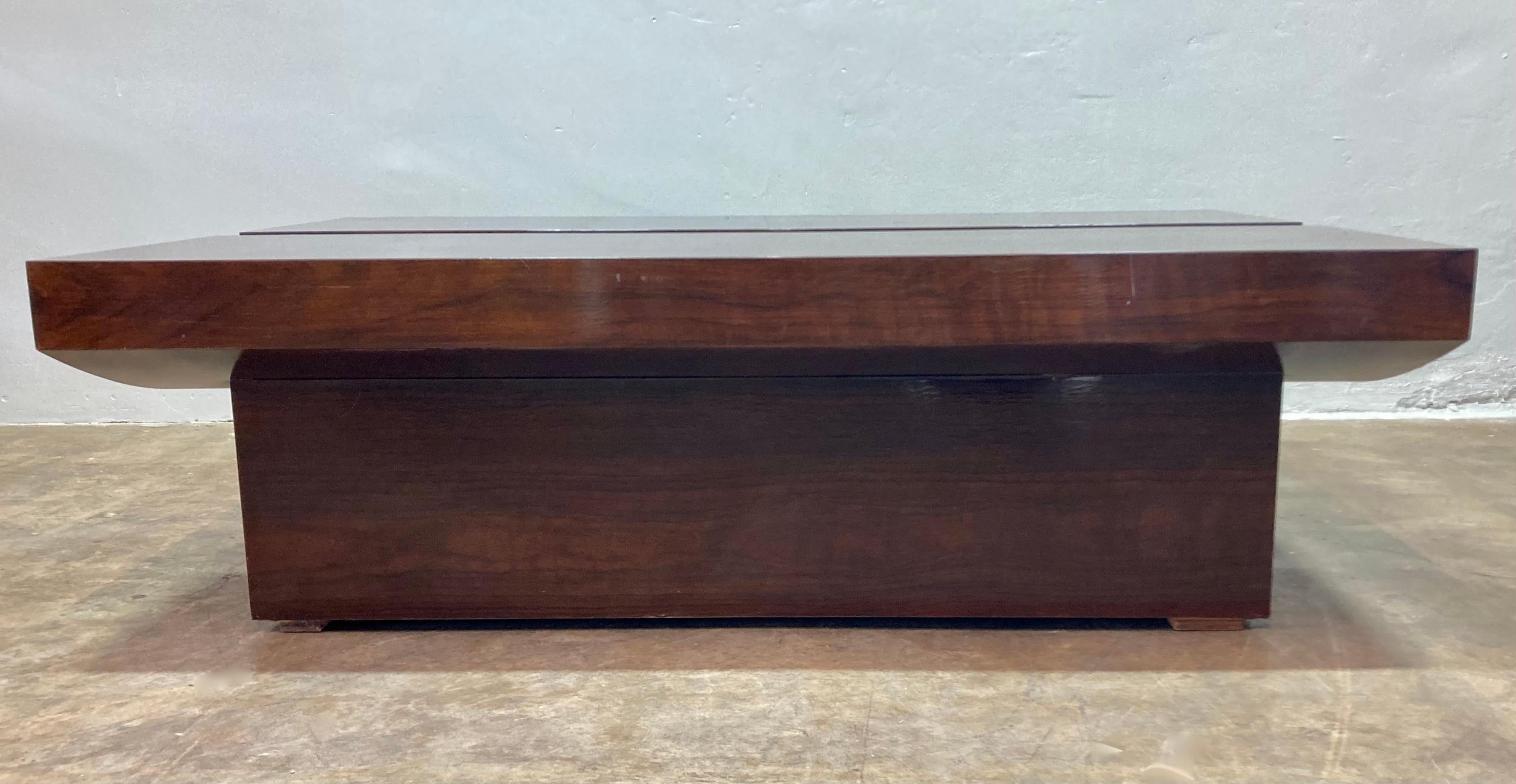 Post Modern Custom Lacquer Couchtisch (Rosenholz) im Angebot