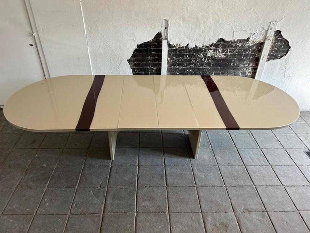 Mesa de comedor postmoderna a medida color tostado con raya granate de Pace en venta 2