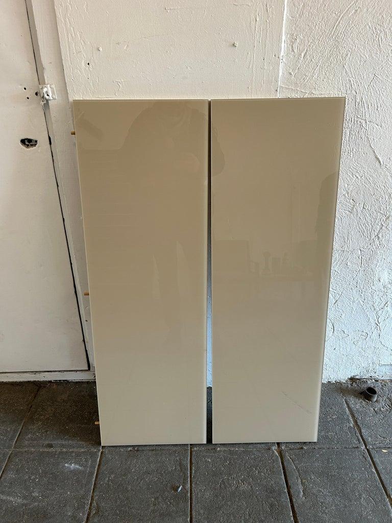 Mesa de comedor postmoderna a medida color tostado con raya granate de Pace en venta 3