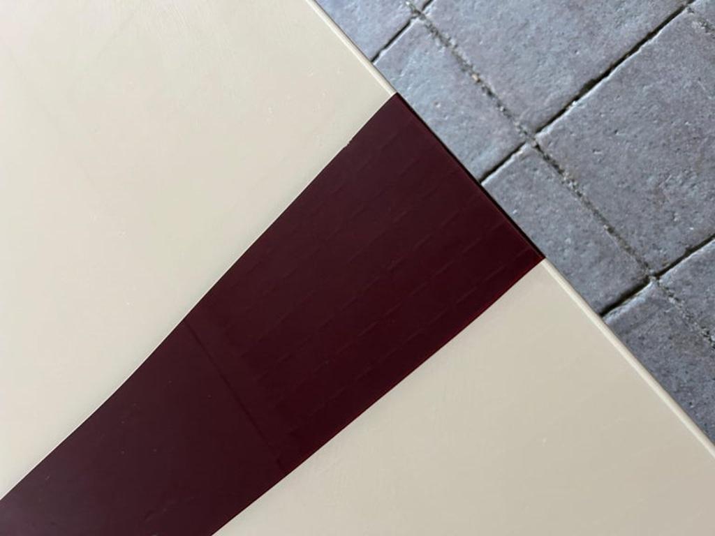 Mesa de comedor postmoderna a medida color tostado con raya granate de Pace en venta 4