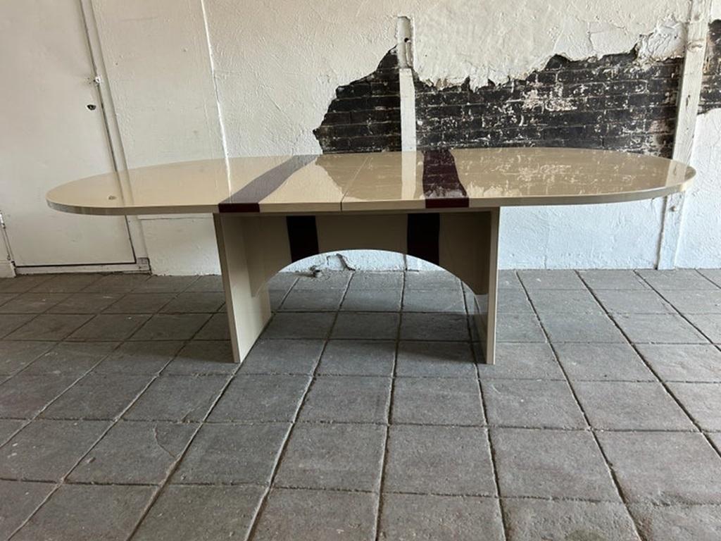 Mesa de comedor postmoderna a medida color tostado con raya granate de Pace Posmoderno en venta
